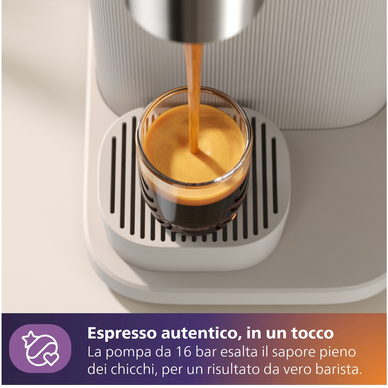 L'espresso scorre da una macchina da caffè in un bicchiere.