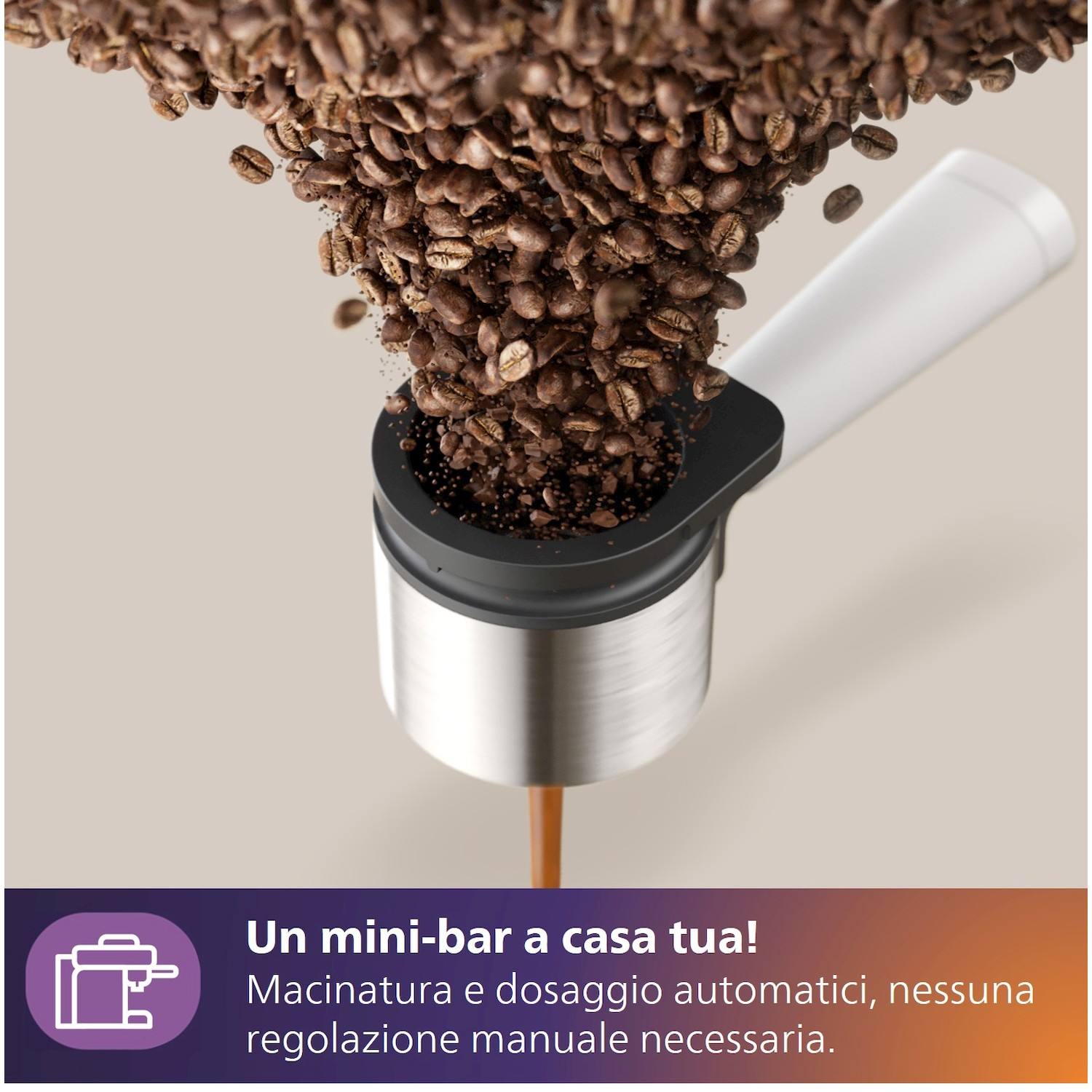 Caffè in grani cade in un portafiltro, esce caffè. Macinacaffè automatico.