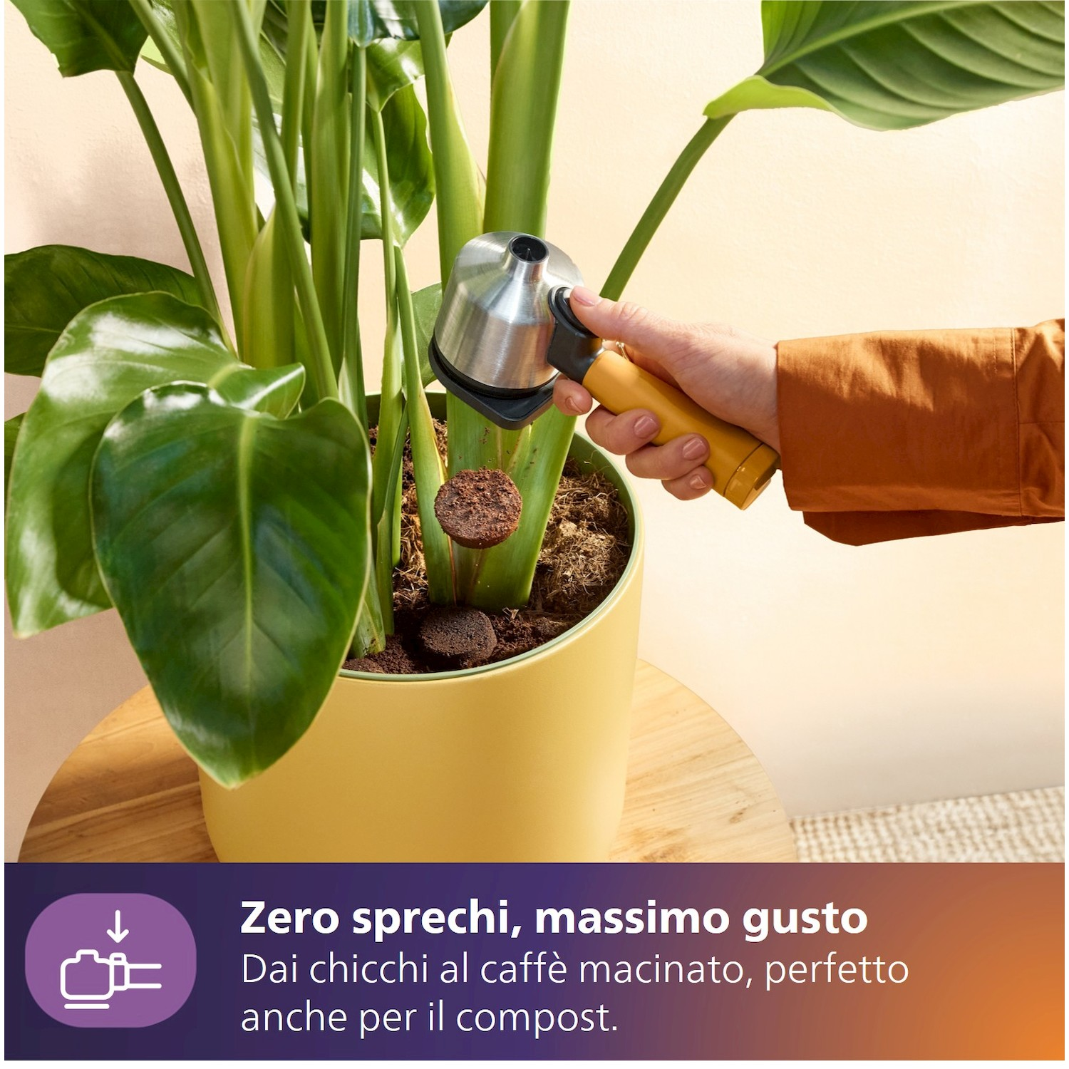 I fondi di caffè vengono pressati in un disco per compost.