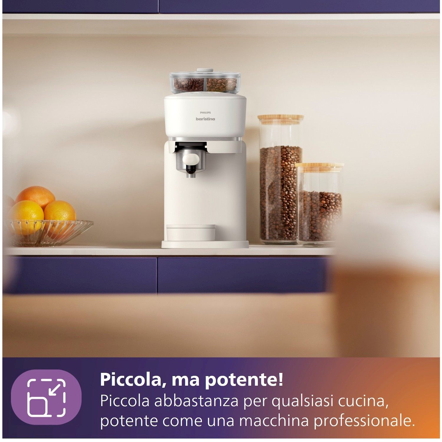 Macchina da caffè bianca con barattoli di chicchi e arance su uno scaffale.