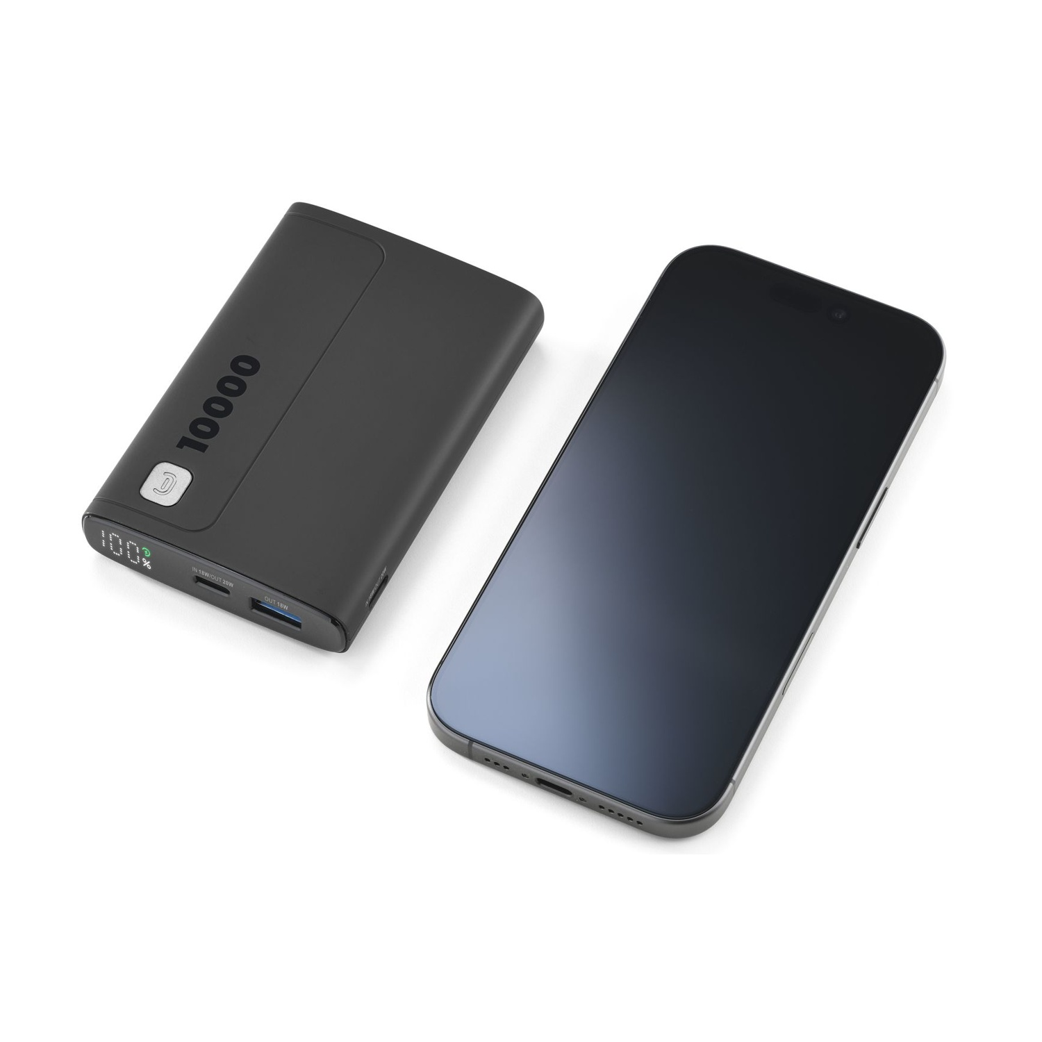 Uno smartphone nero riposa accanto a un power bank nero da 10000.