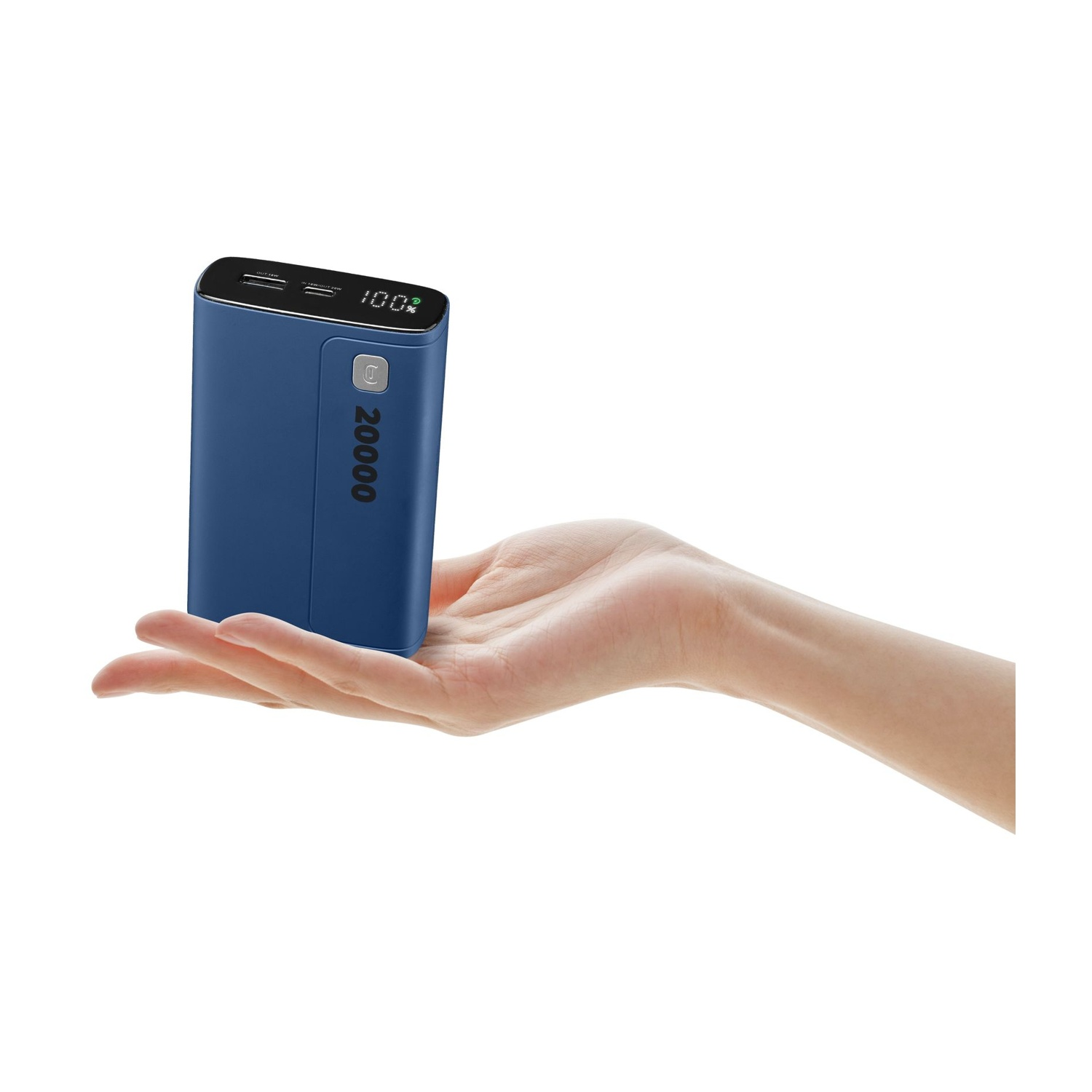 Una mano tiene un power bank blu da 20000 mAh con carica al 100%.