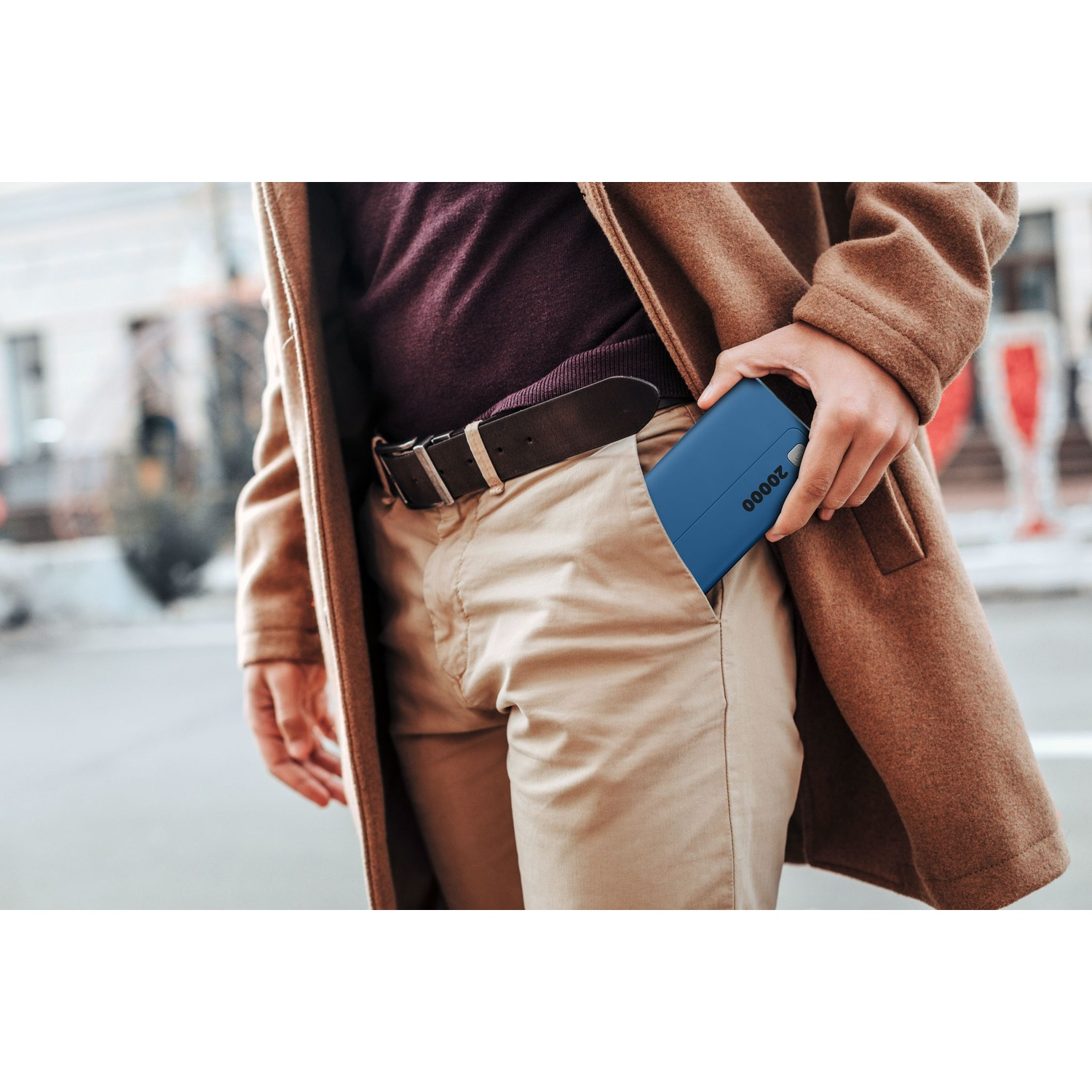 Uomo mette power bank blu da 20000 in tasca.