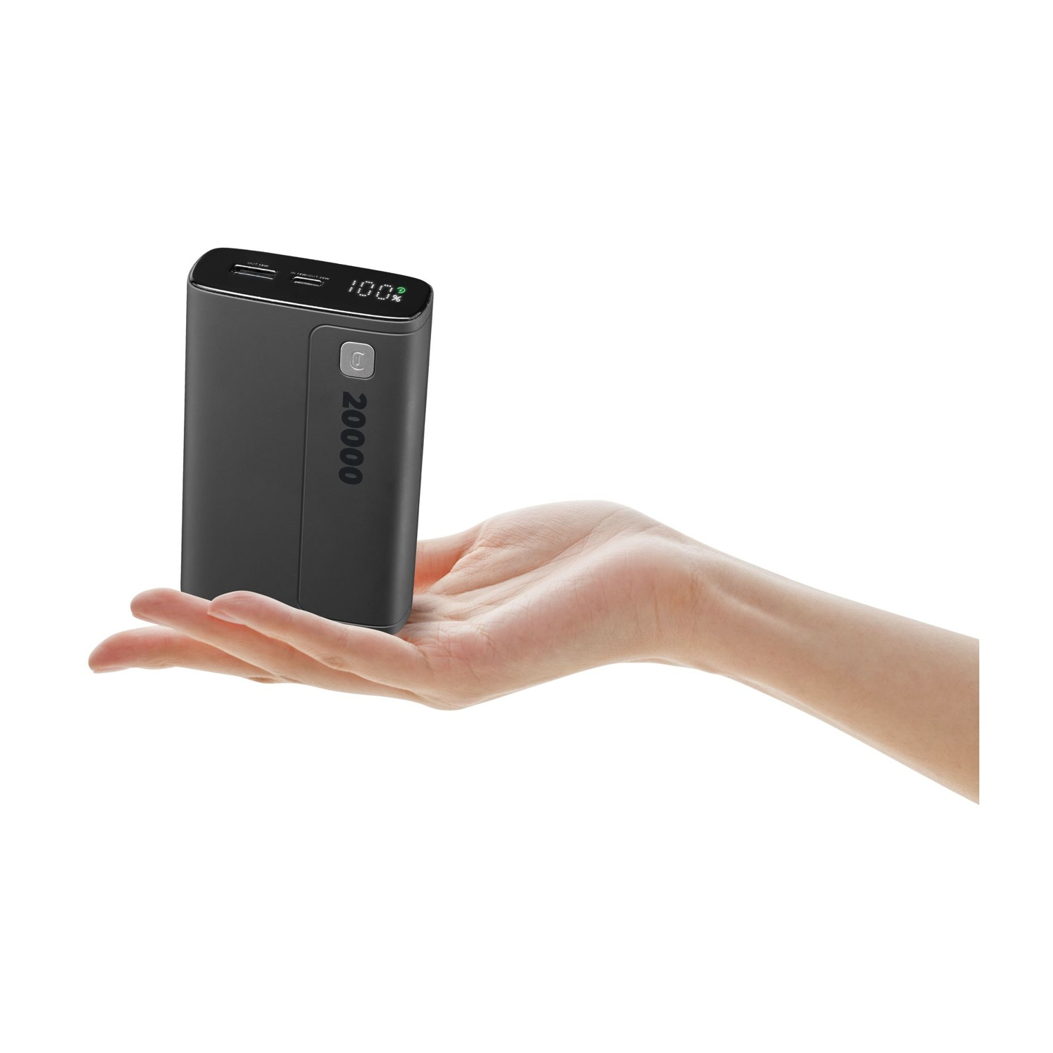 Una mano tiene un power bank nero da 20000 mAh al 100%.