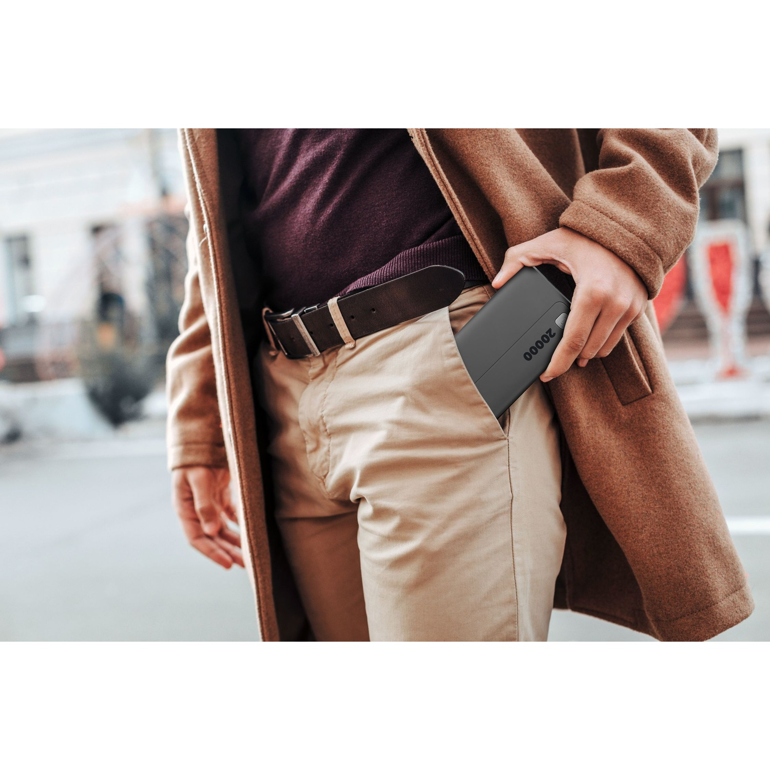Uomo mette power bank nera con etichetta 20000 in tasca.