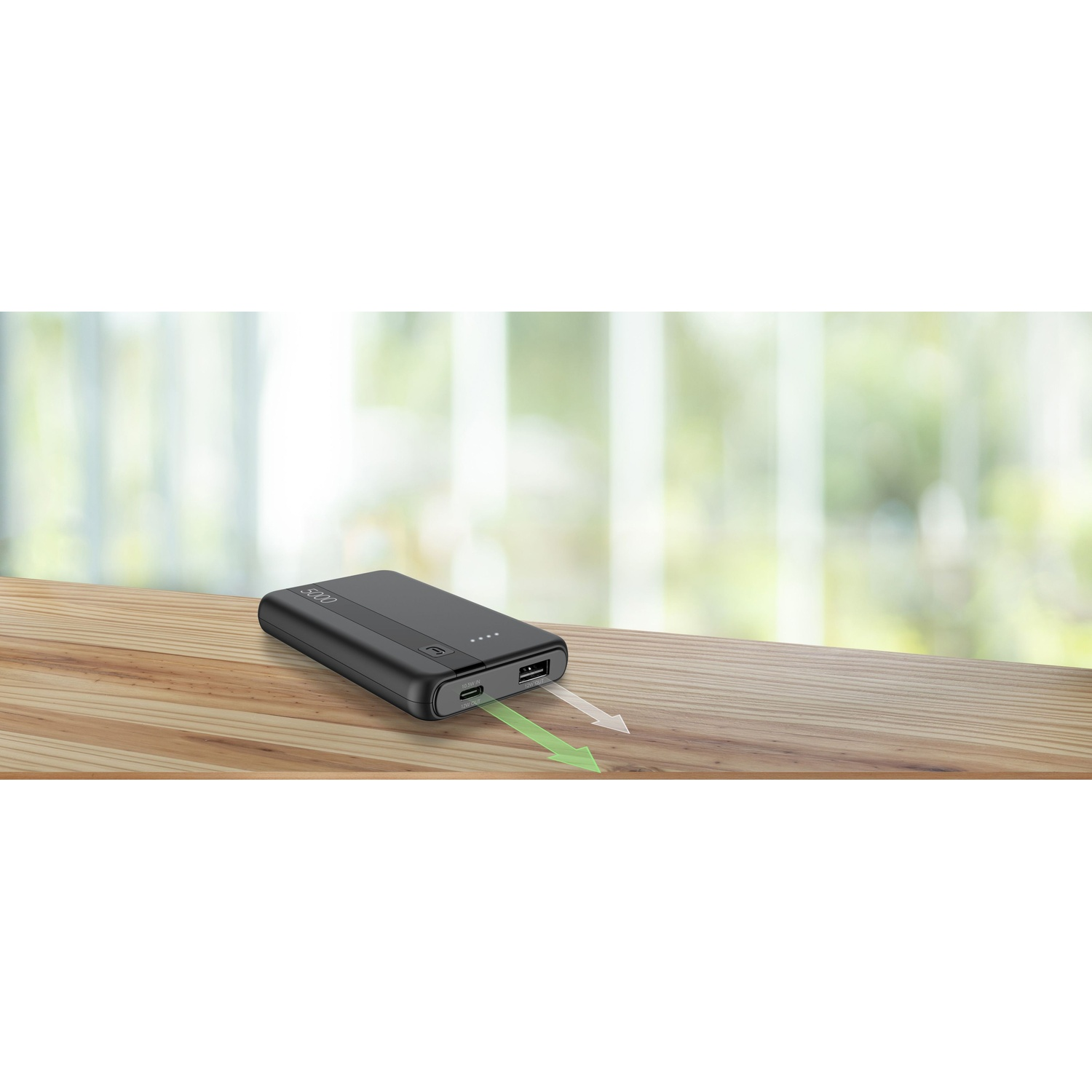 Power bank nero da 5000mAh su tavolo di legno con frecce.