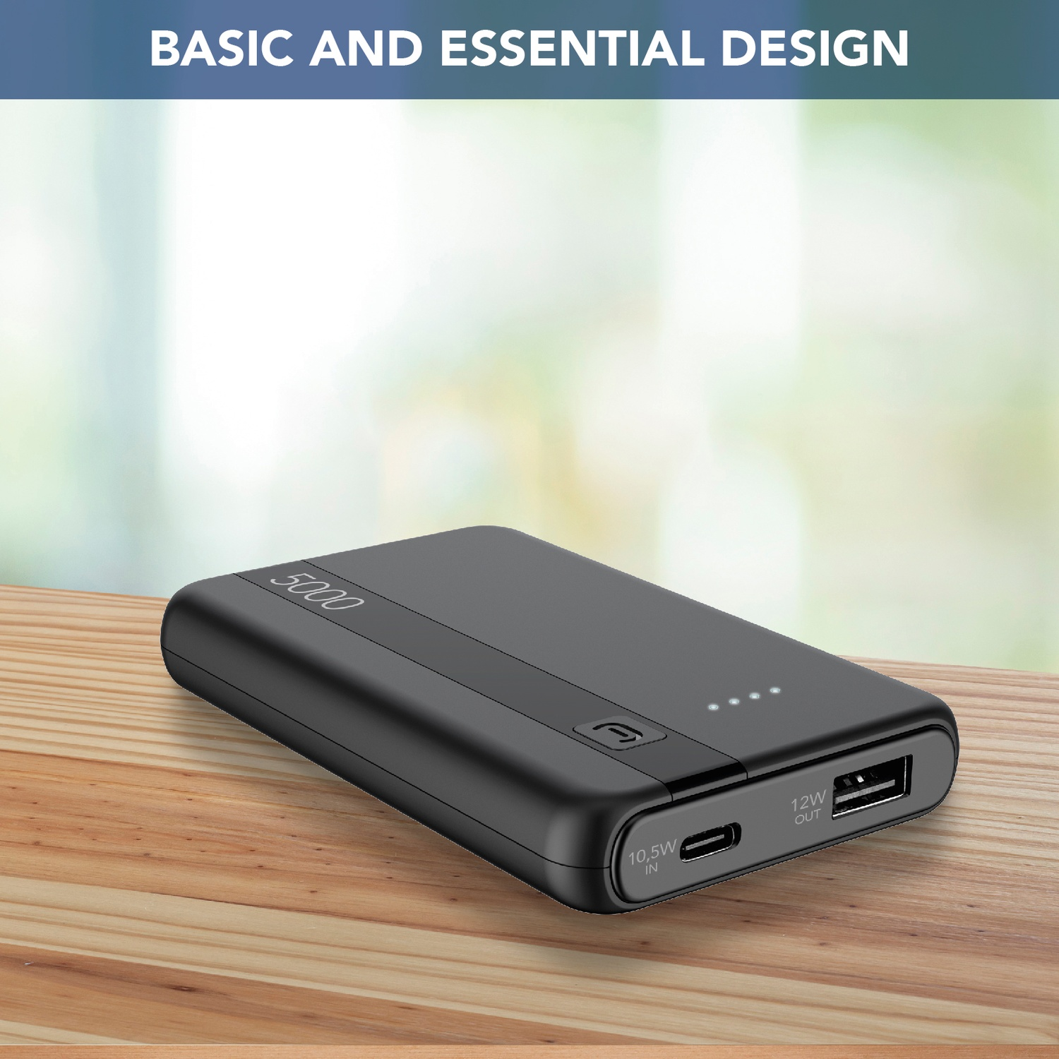 Power bank nera da 5000 mAh su tavolo di legno. Ingresso USB-C, uscita USB-A.