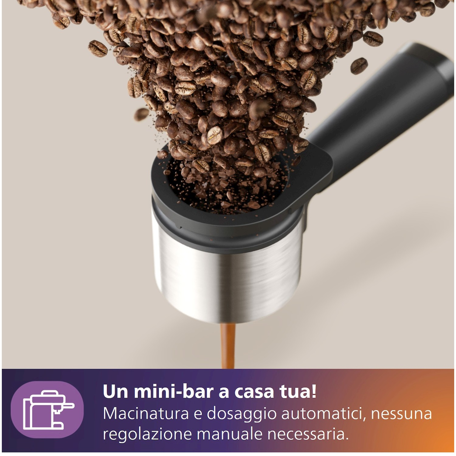 Caffè in grani cade in un portafiltro, esce l'espresso.