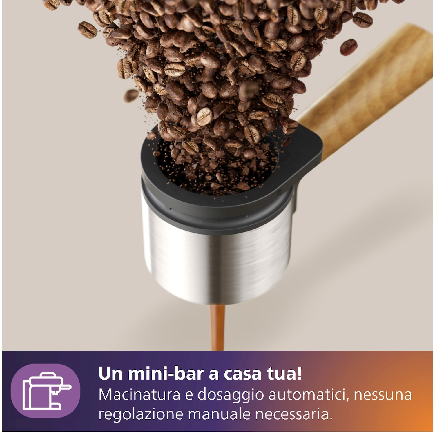 Caffè in grani cade in un portafiltro, con espresso che gocciola.