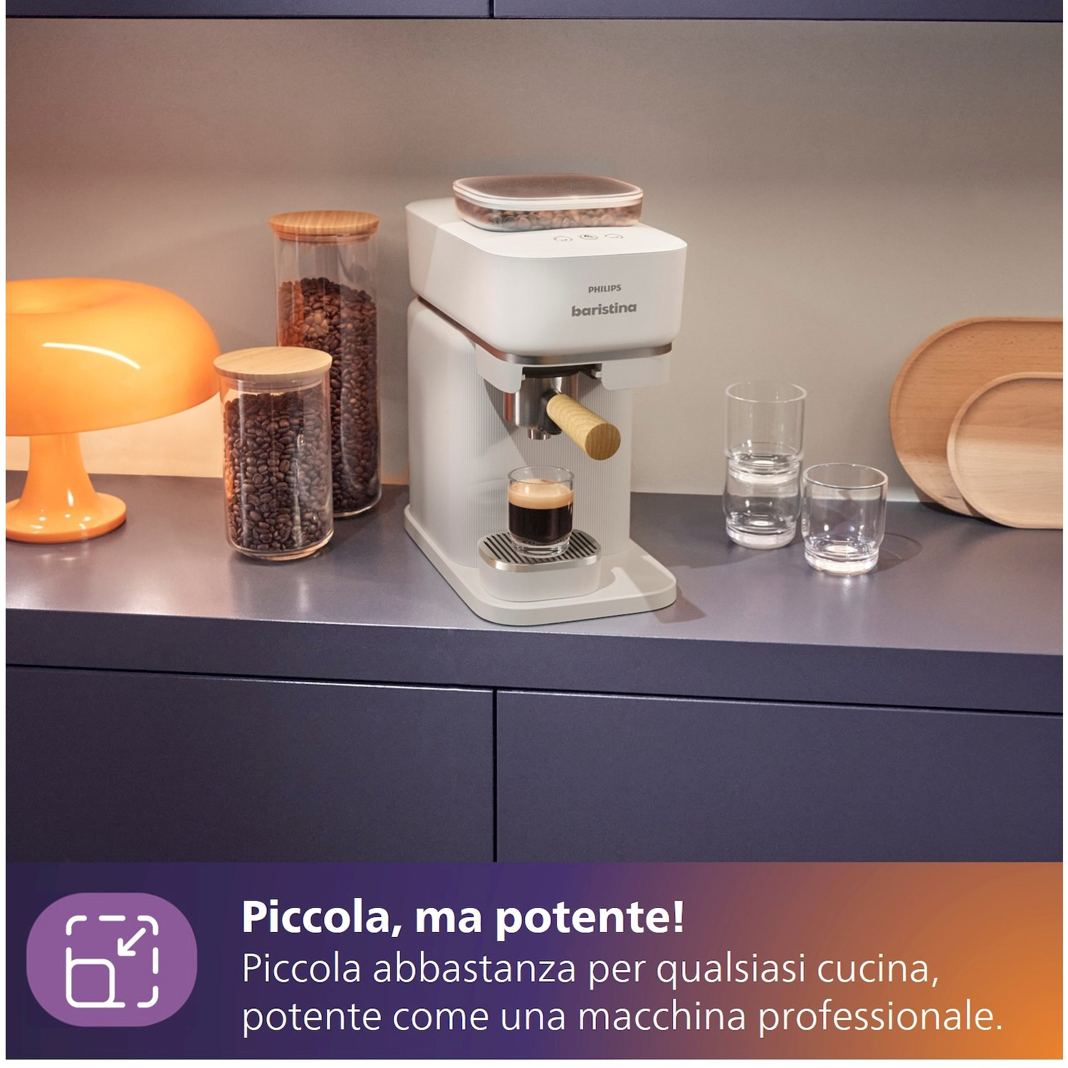Macchina da caffè bianca con manico in legno, vicini chicchi di caffè e bicchieri.