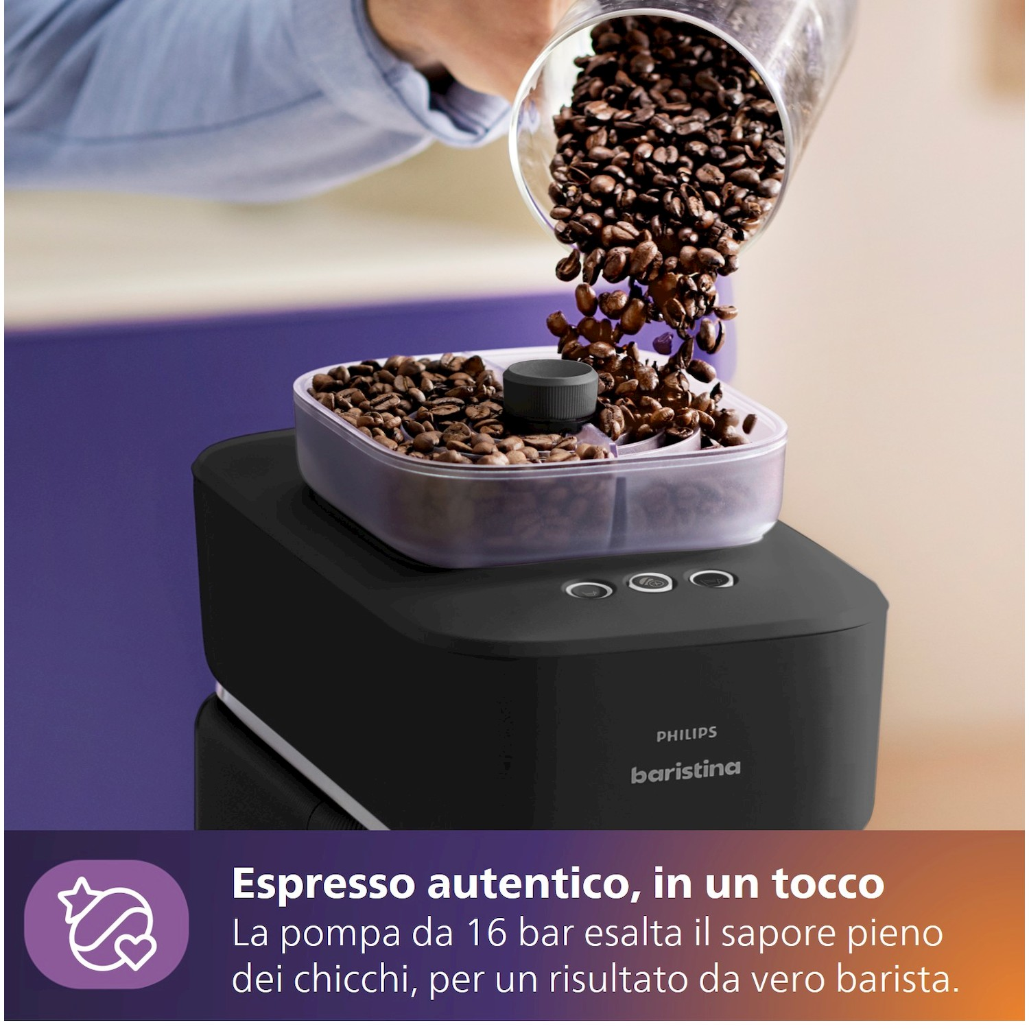 Caffè in grani versato in una macchina da caffè Philips Baristina nera.