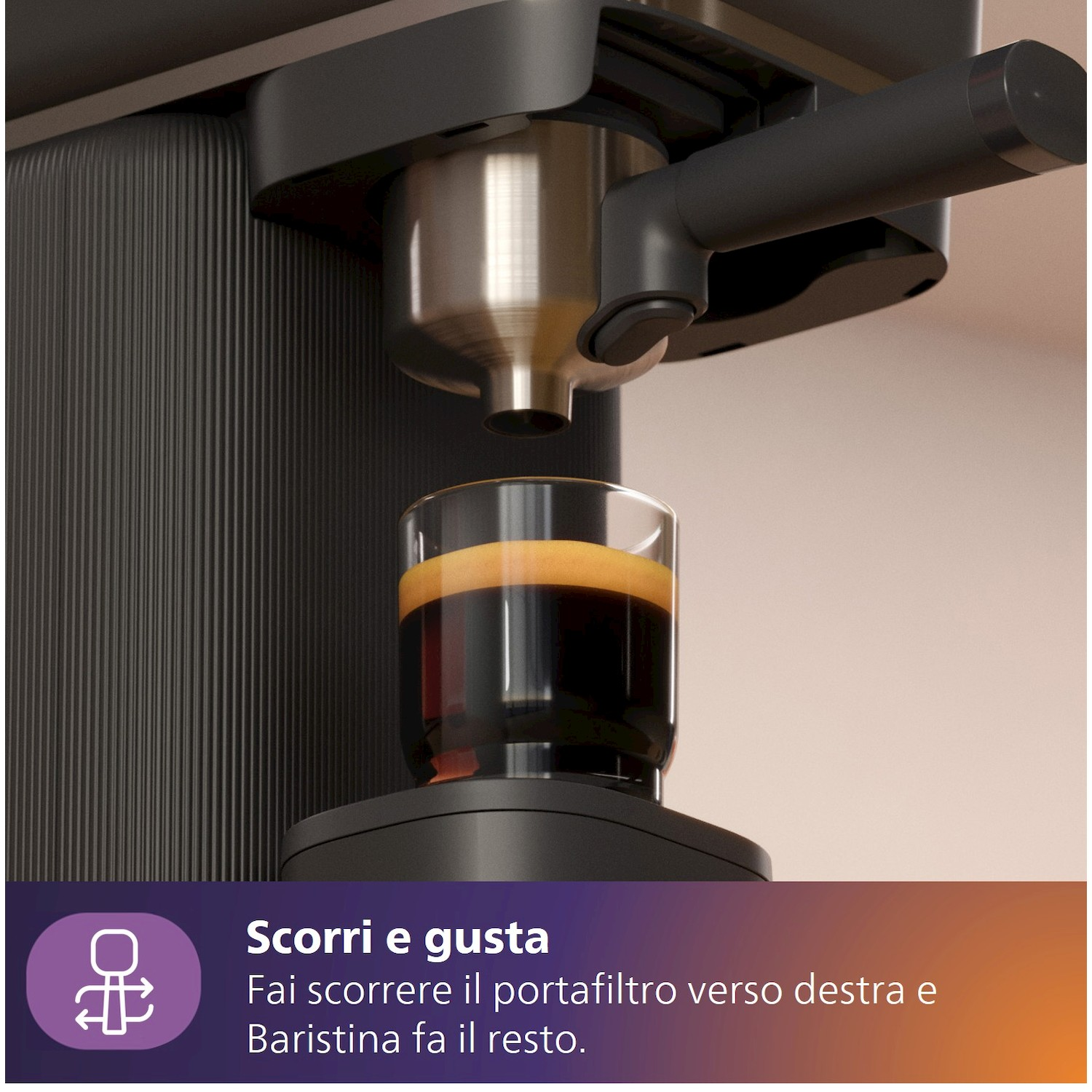 L'espresso fluisce in un bicchiere sotto una macchina da caffè. Il gruppo erogatore è vicino.