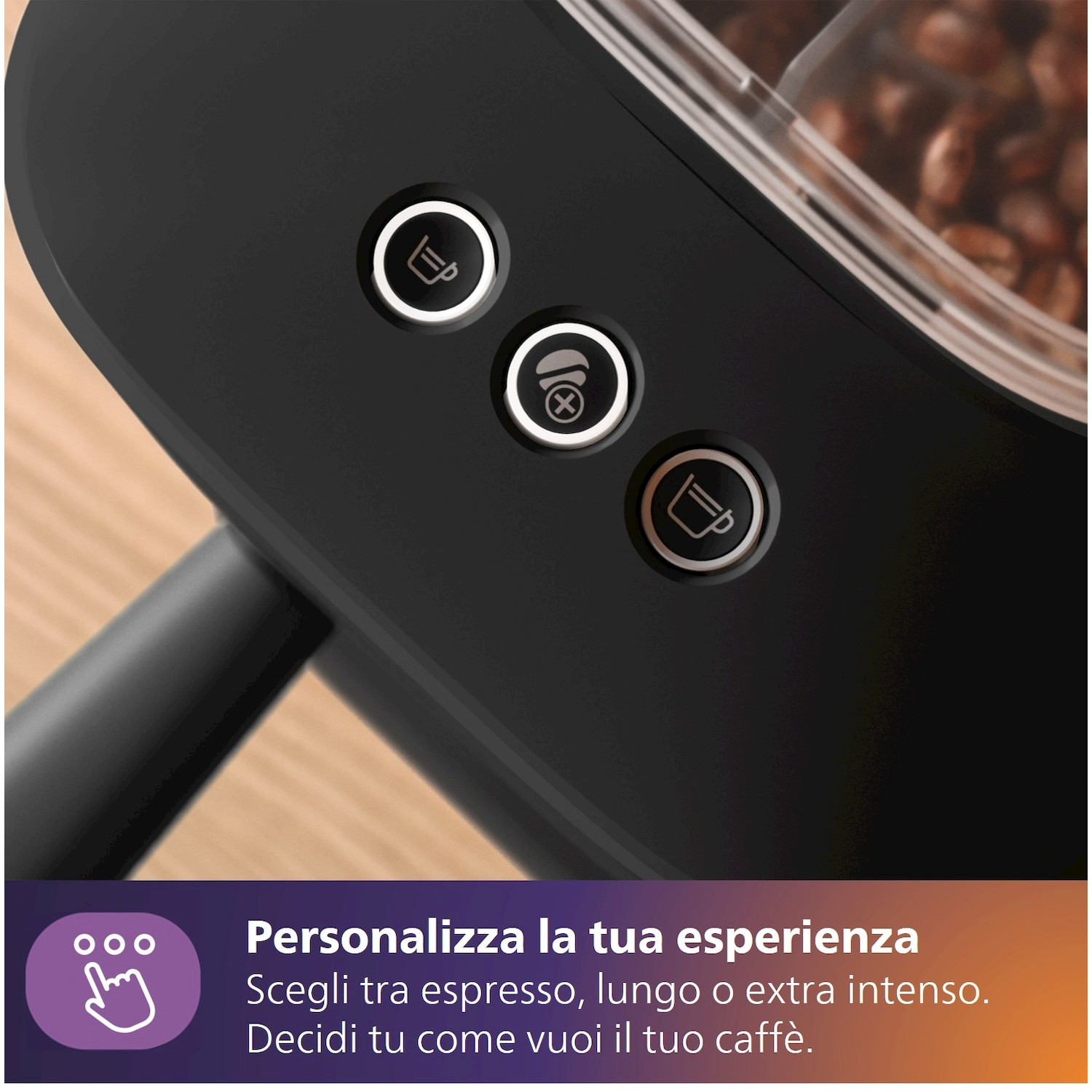 Primo piano di una macchina da caffè con tre pulsanti e chicchi di caffè.