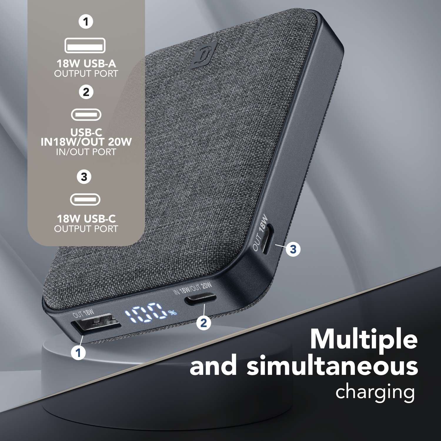 Power bank grigio con tre porte di ricarica: USB-A, USB-C In/Out.