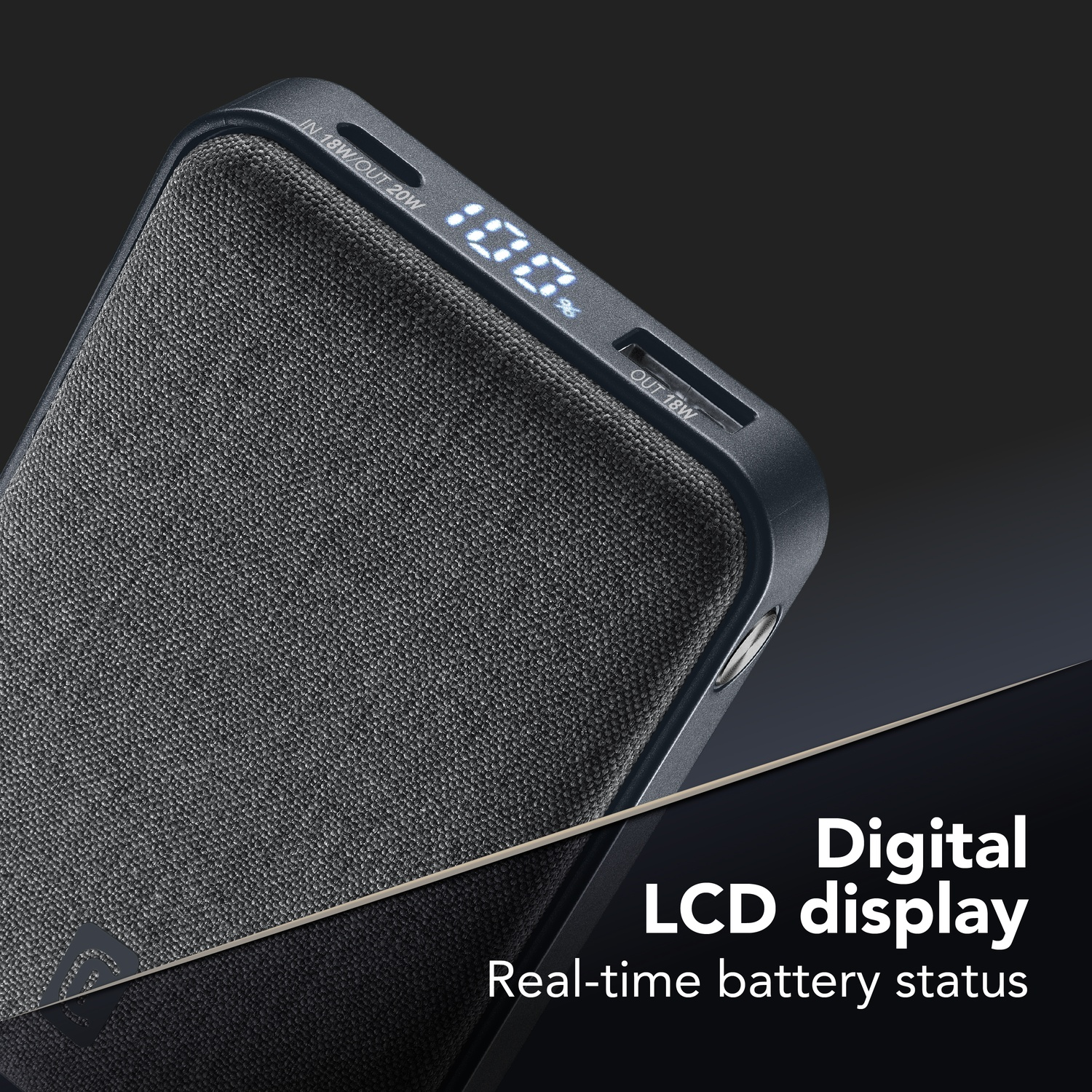 Power bank grigio con display LCD digitale che mostra 100%.