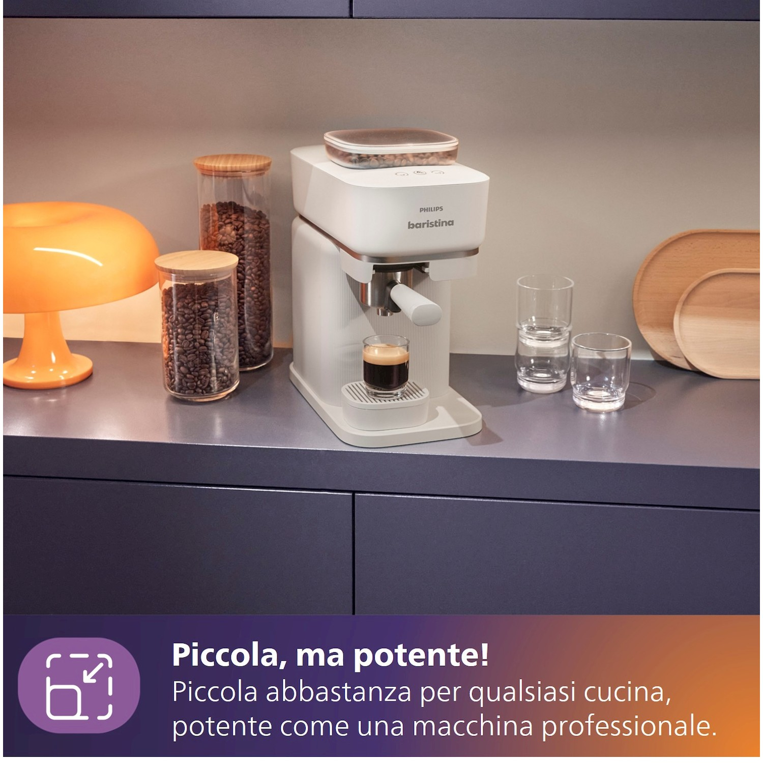 Macchina da caffè bianca con tazzina, bicchieri e barattoli di caffè.