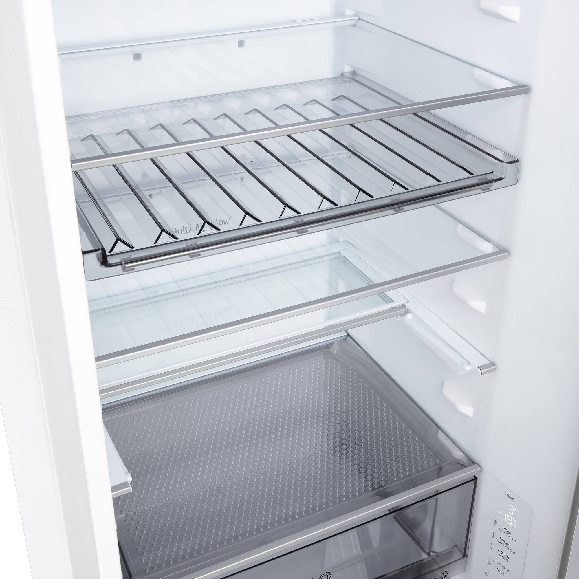 Interior de un refrigerador con estantes de vidrio y un cajón.