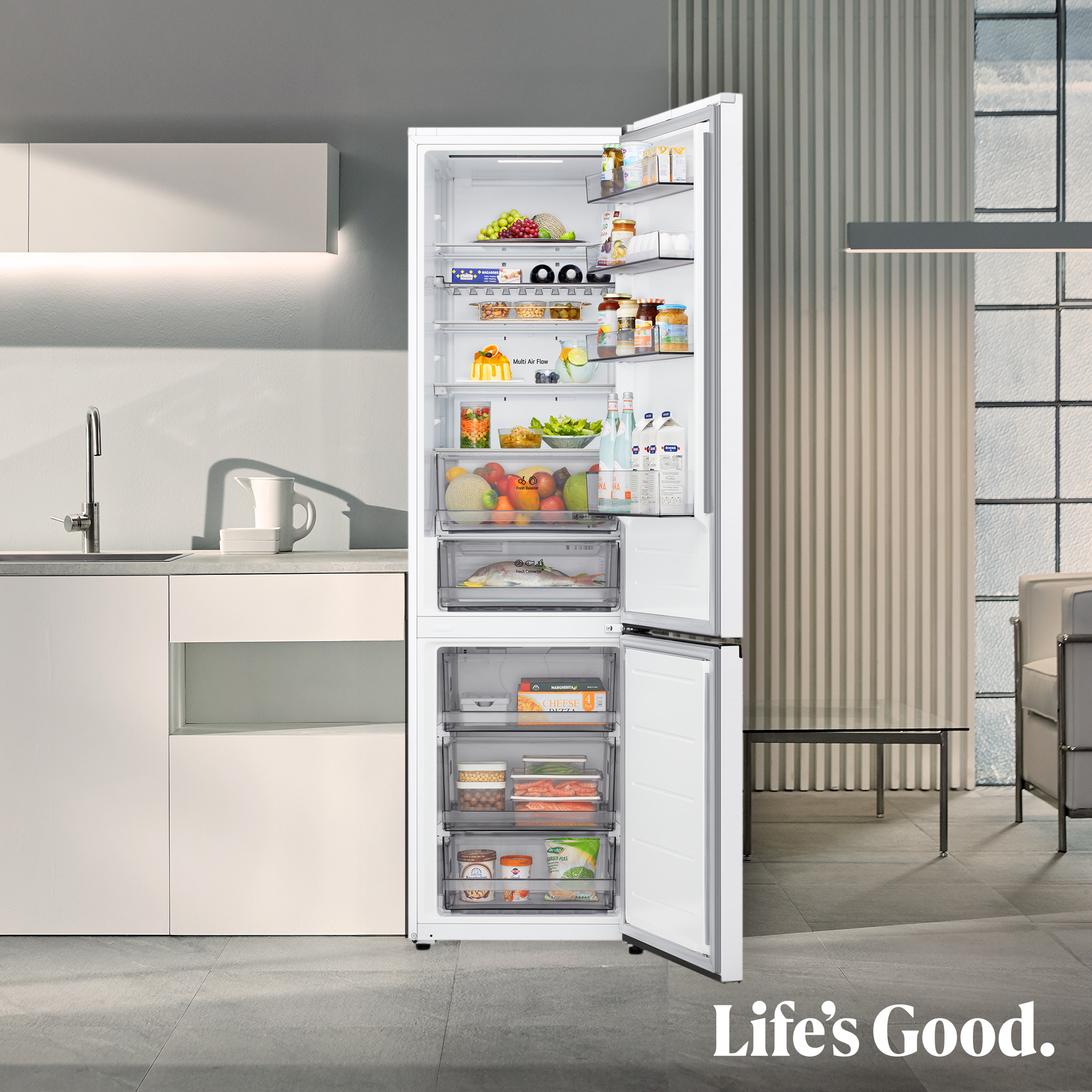 Refrigerador abierto con alimentos, frutas y verduras.