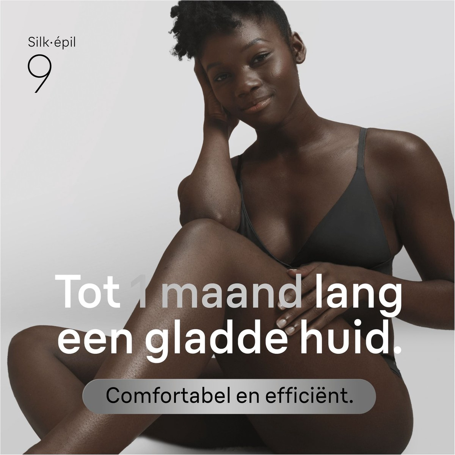 Vrouw met donkere huid zit, raakt been aan. Tekst: Glade huid.