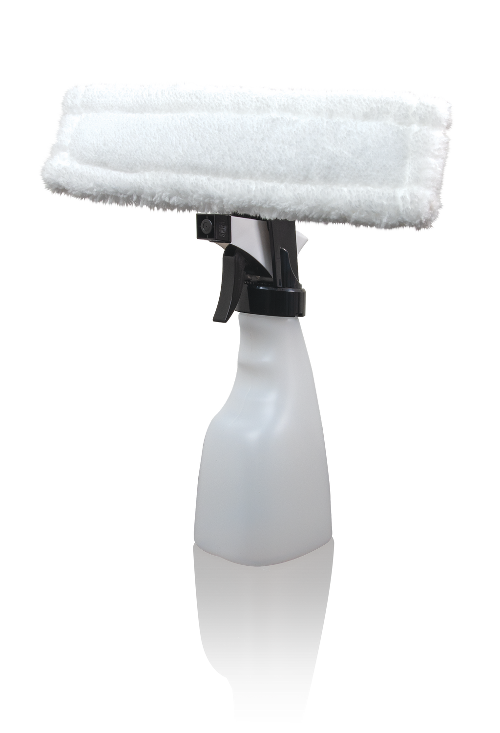 Un limpiador en spray blanco con accesorio esponjoso sobre fondo gris.