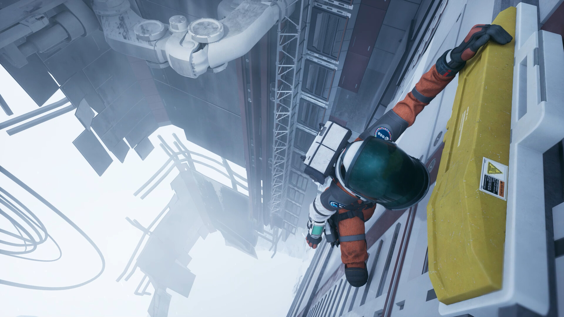 Un astronaute escalade le mur d'un vaisseau spatial, entouré de structures métalliques.