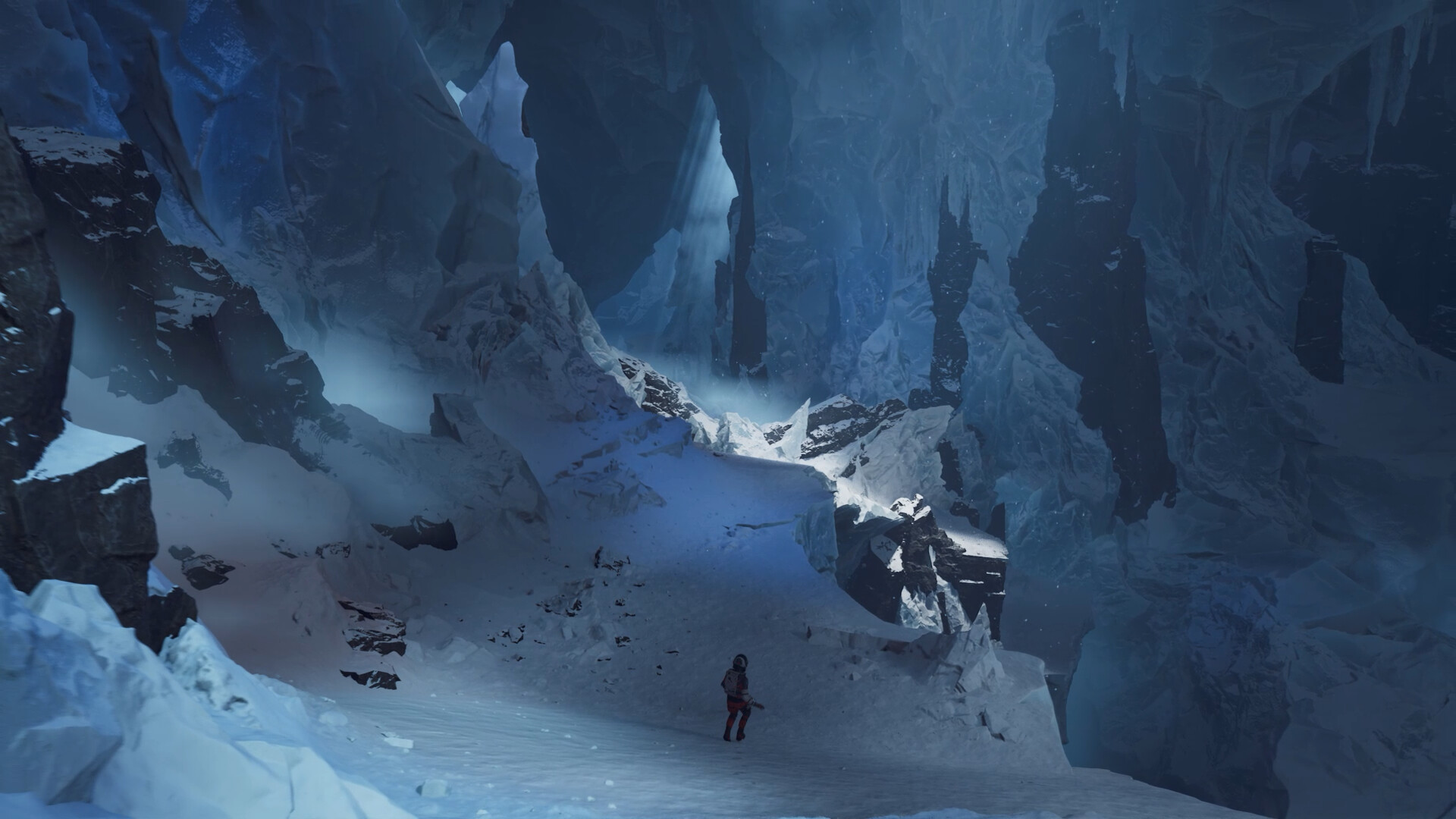 Une personne dans un canyon glacé avec un rayon de lumière bleue.