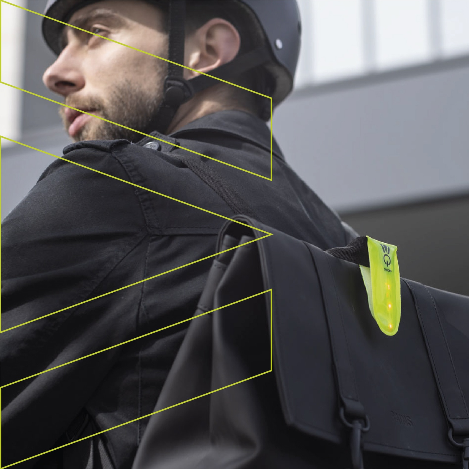 Uomo con casco e zaino indossa una luce di sicurezza gialla brillante.