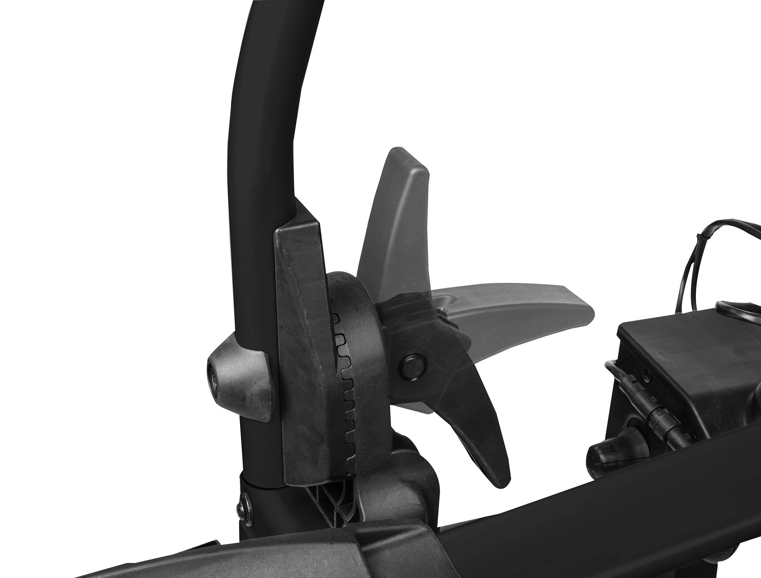 Nahaufnahme eines schwarzen Fahrradträgers mit einem verstellbaren Hebel.