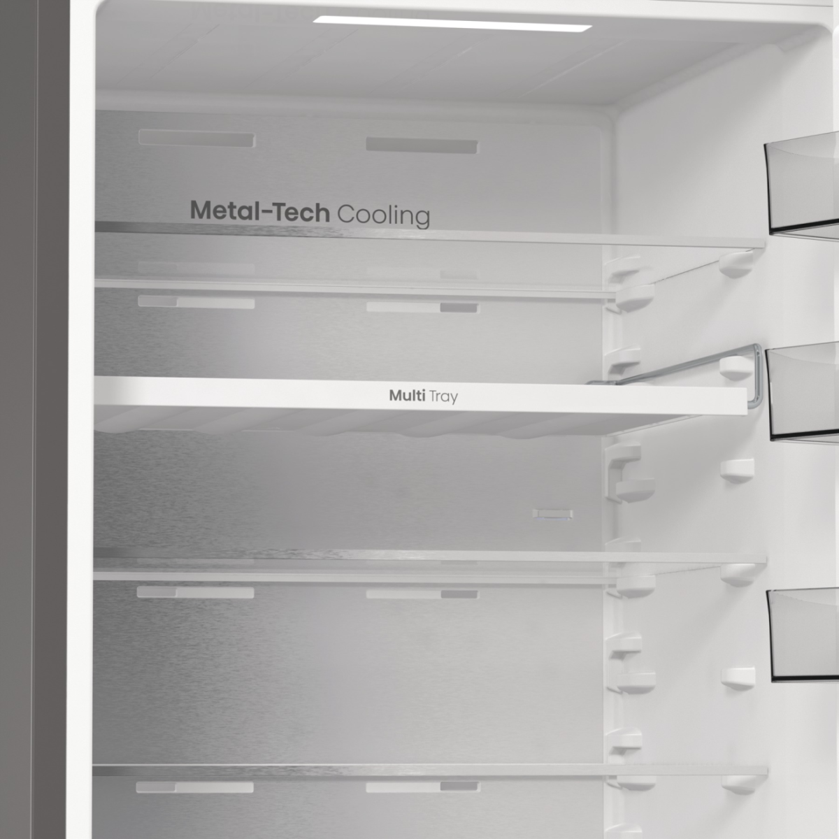 Üres hűtőszekrény belső nézete, Metal-Tech Cooling és Multi Tray.