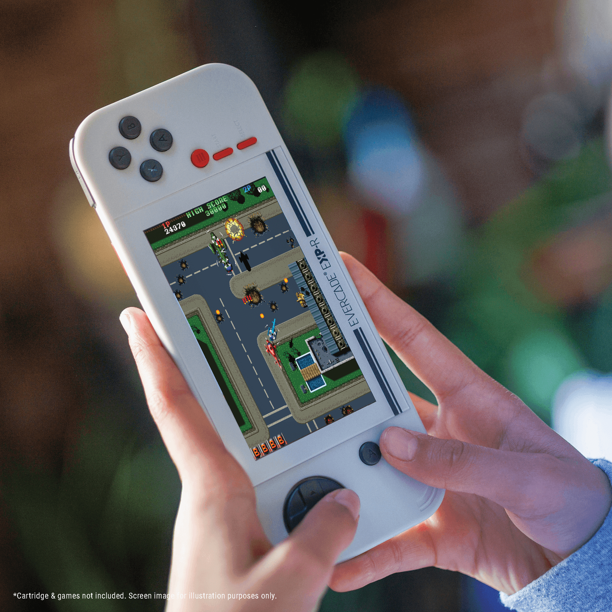Person hält ein weißes Handheld-Spielgerät mit einem Retro-Spiel auf dem Bildschirm.