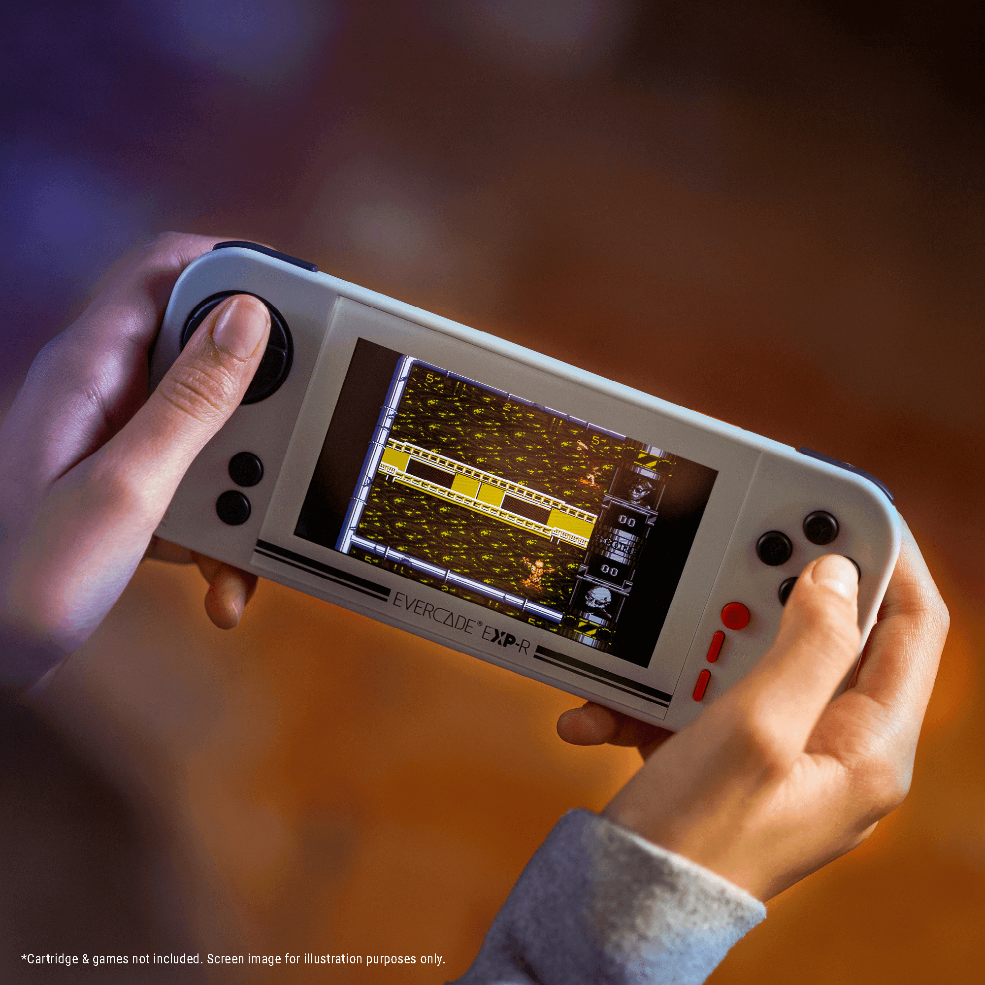 Hände halten ein Evercade EXP-R mit einem Retro-Spiel auf dem Bildschirm.