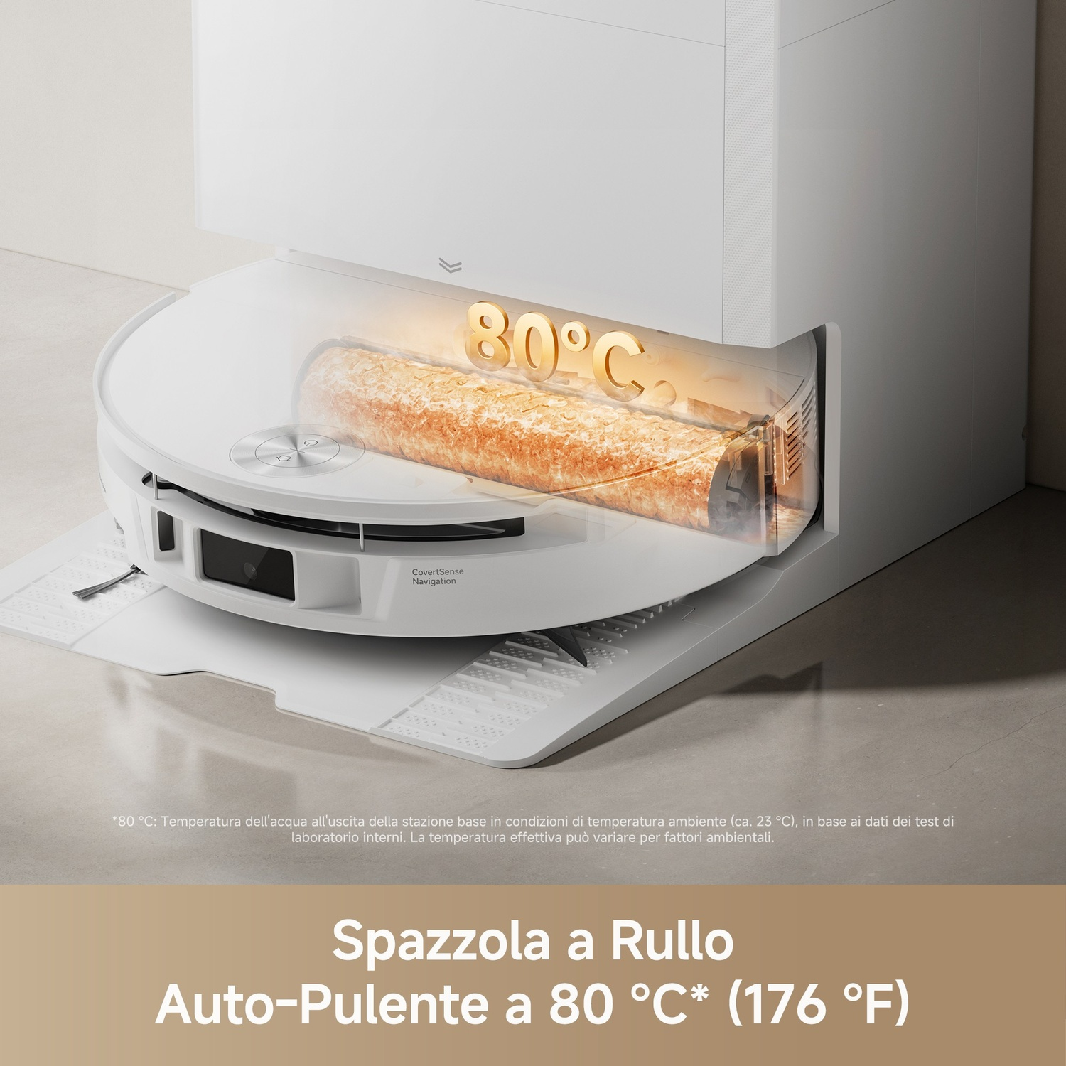 Un robot aspirapolvere con spazzola autopulente a 80°C nella sua stazione di ricarica.