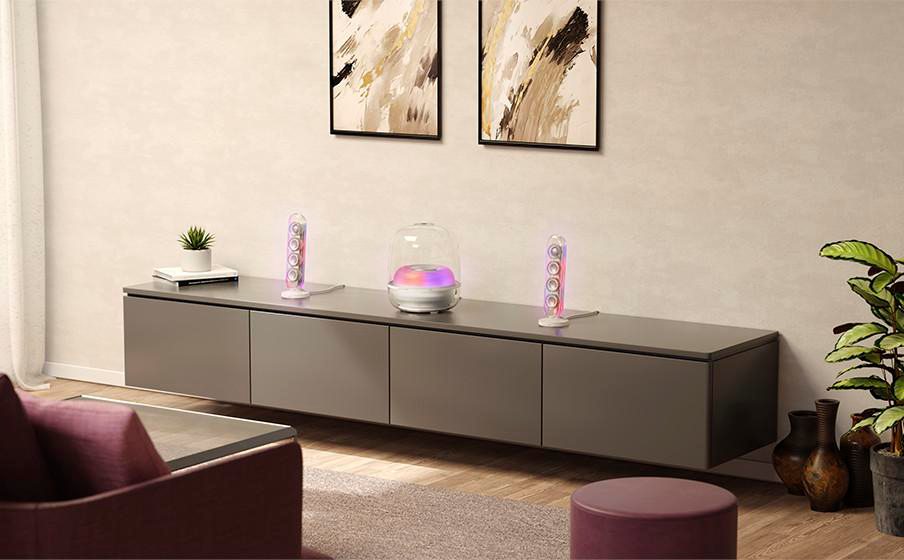 Ein moderner Wohnzimmerschrank mit farbigen Lichtern und Pflanzen.