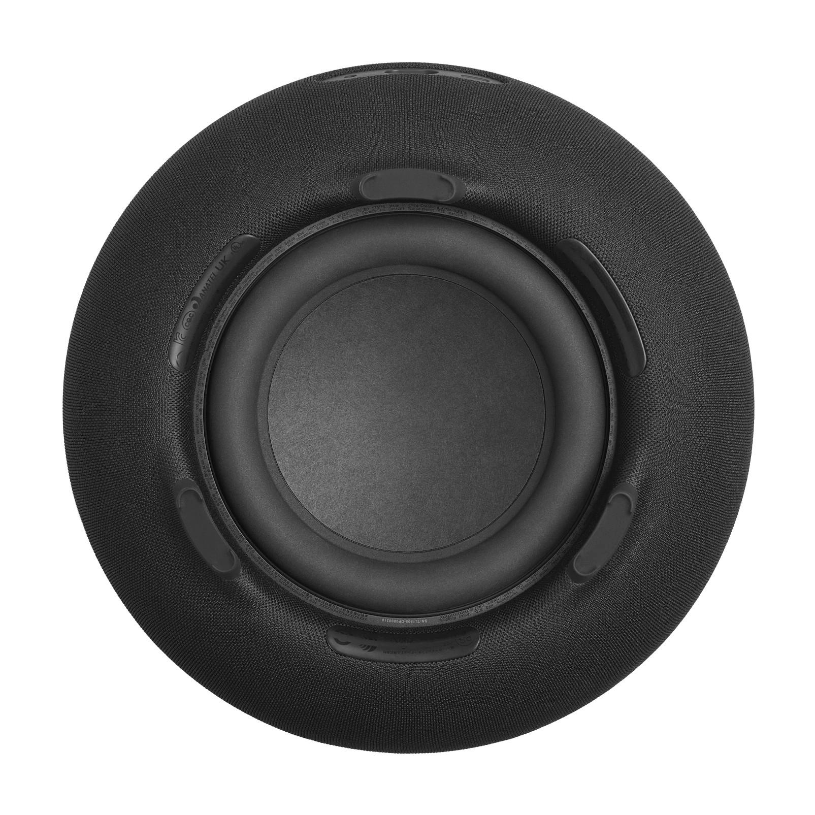 Schwarzer runder Lautsprecher mit Stoffbezug und sichtbarem Subwoofer in der Mitte.