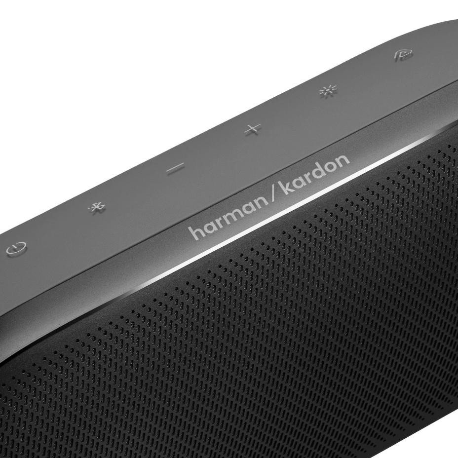 Nahaufnahme eines schwarzen Harman Kardon Lautsprechers mit Bedienelementen.