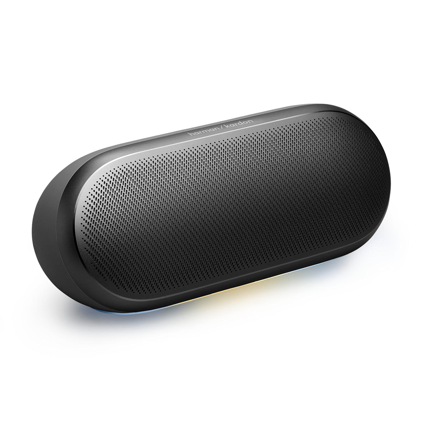 Ein schwarzer Harman Kardon Bluetooth-Lautsprecher auf weißem Hintergrund.