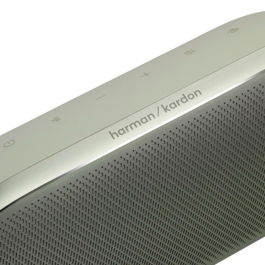 Nahaufnahme eines silbernen Harman Kardon Lautsprechers mit Tasten.