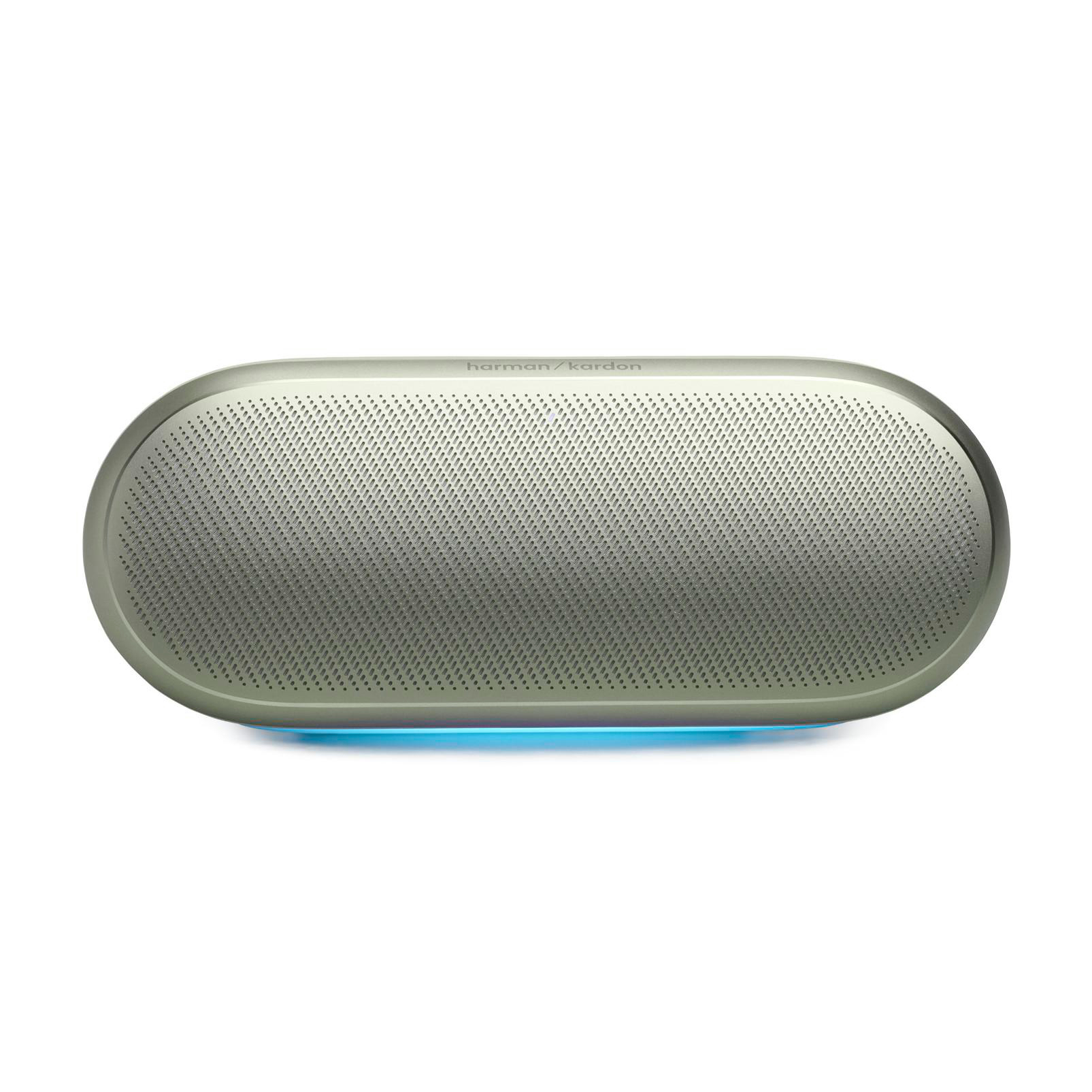 Ein ovaler, silberner Harman Kardon Lautsprecher mit blauer Beleuchtung.