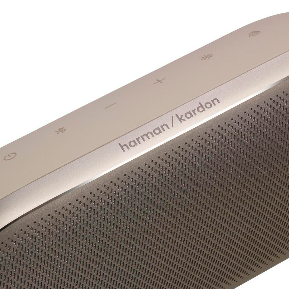 Goldener Harman/Kardon Lautsprecher mit Tasten und Grill.