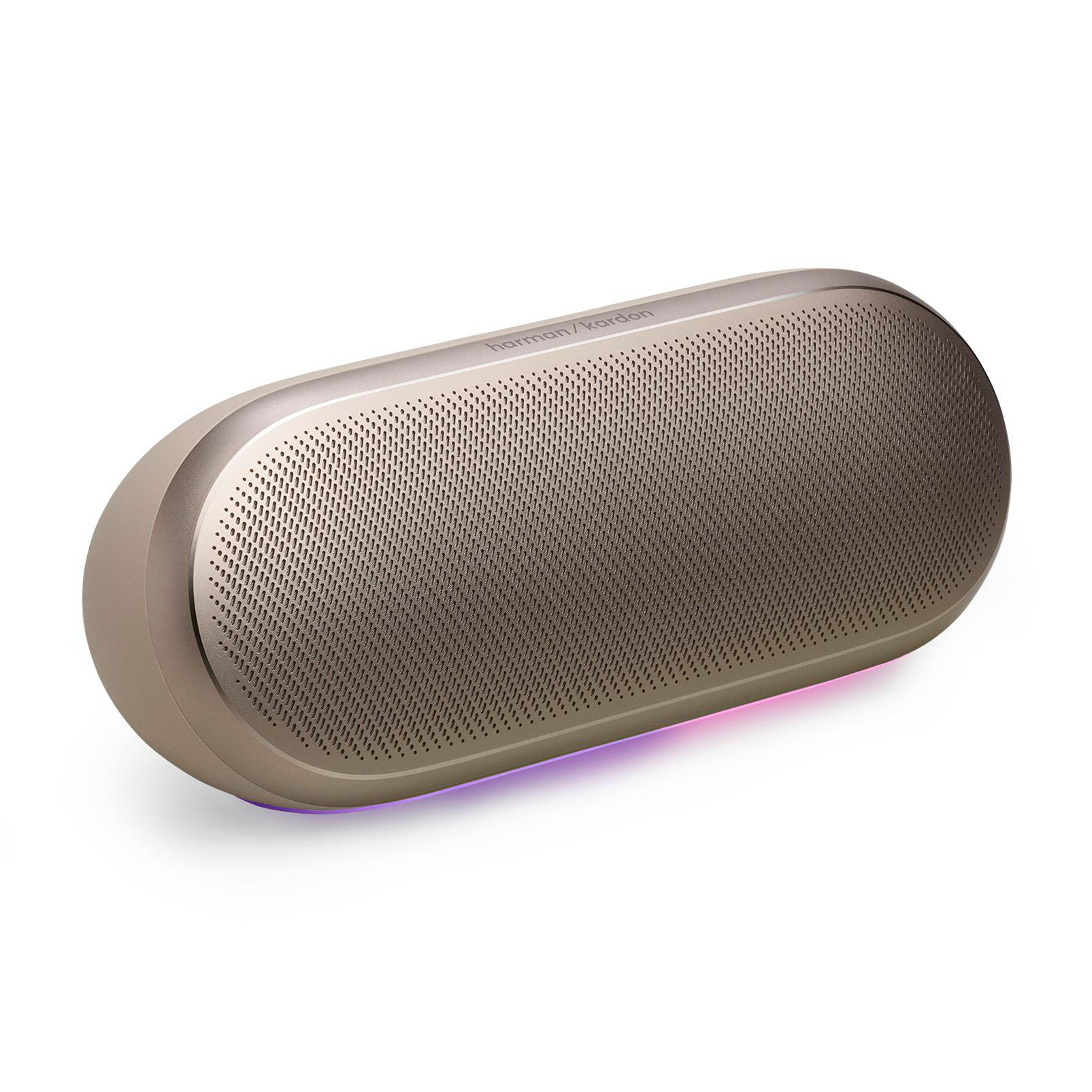 Ein goldener Harman Kardon Lautsprecher mit perforierter Vorderseite und violetter Beleuchtung unten.