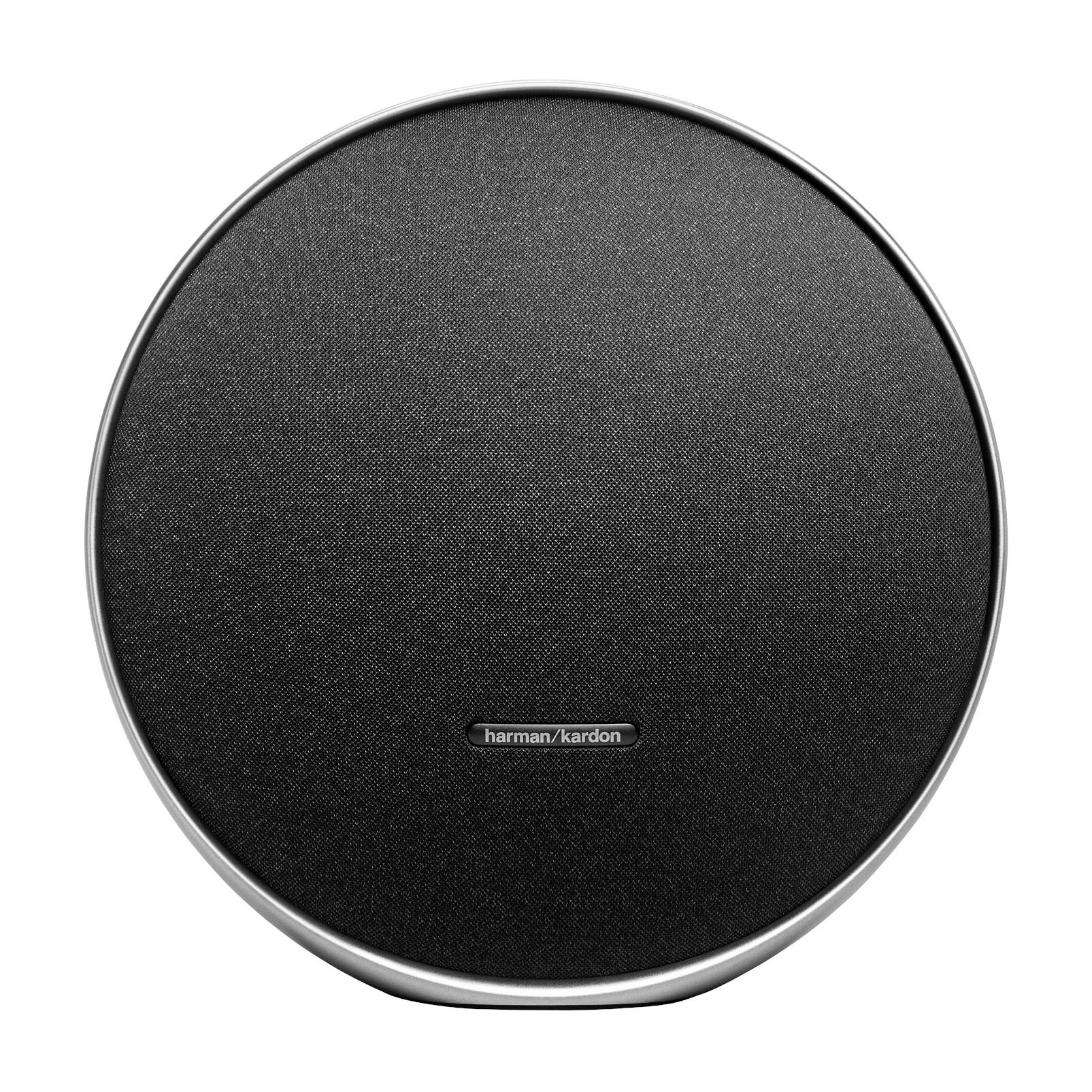 Runder schwarzer Lautsprecher mit silbernem Rand und Harman/Kardon-Logo.