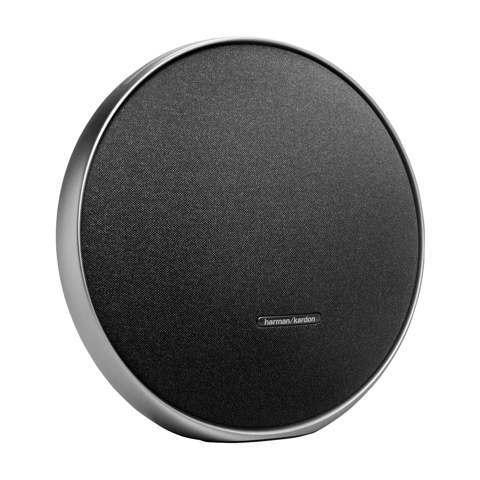 Ein runder schwarzer Harman Kardon Lautsprecher mit silbernem Rand.
