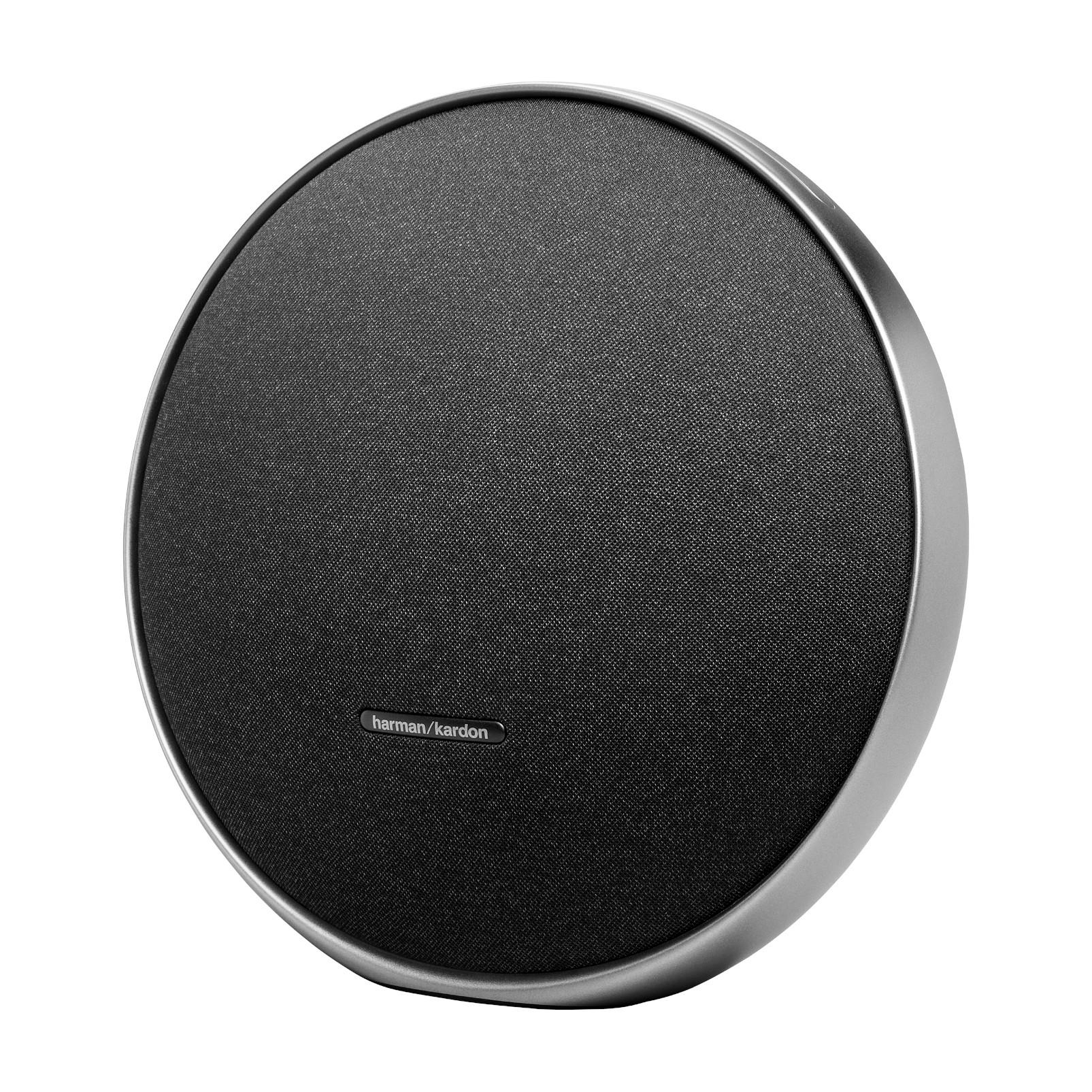 Runder schwarzer Lautsprecher mit silbernem Rand und Harman/Kardon-Logo.