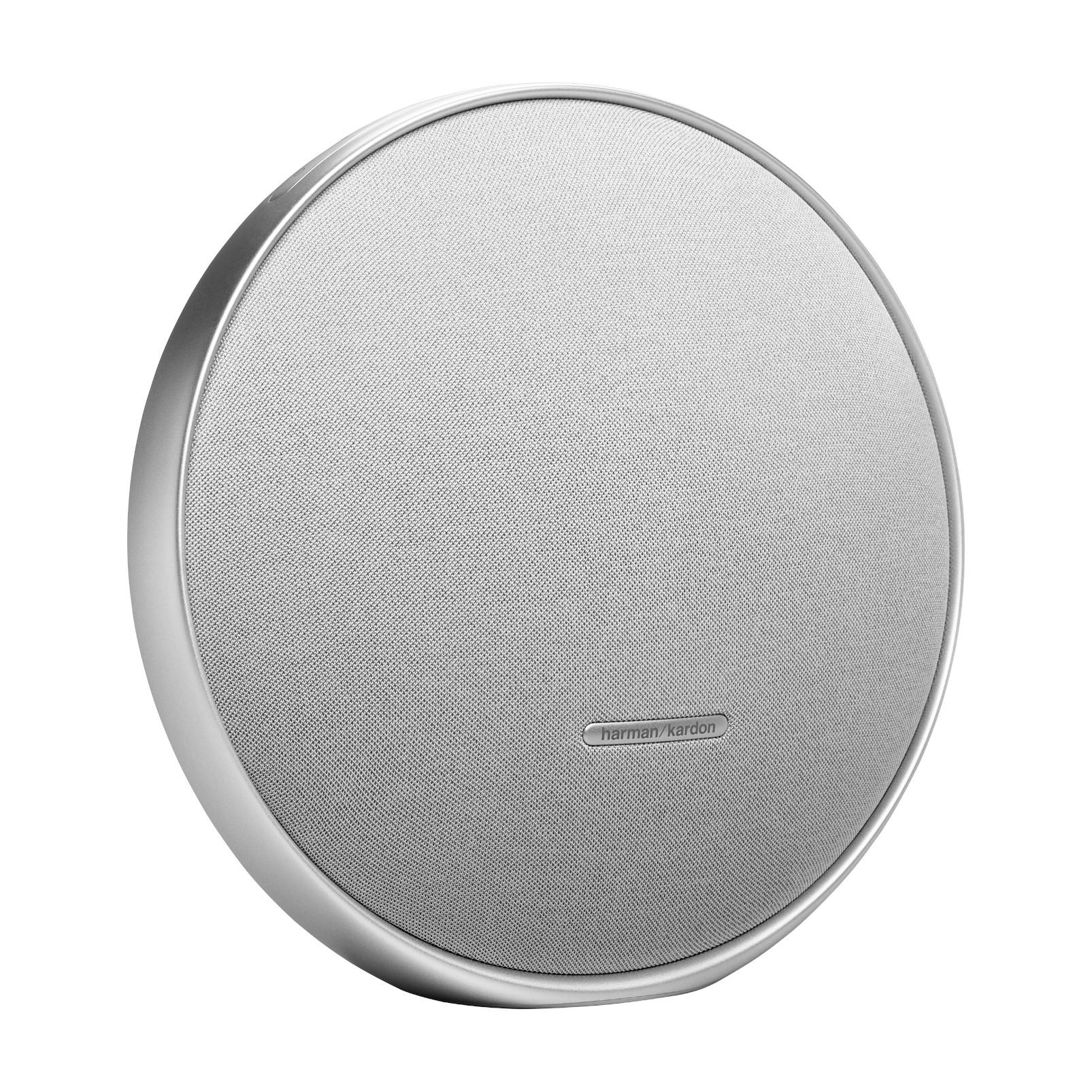 Ein runder, silberner Harman Kardon Lautsprecher mit Stoffbespannung.