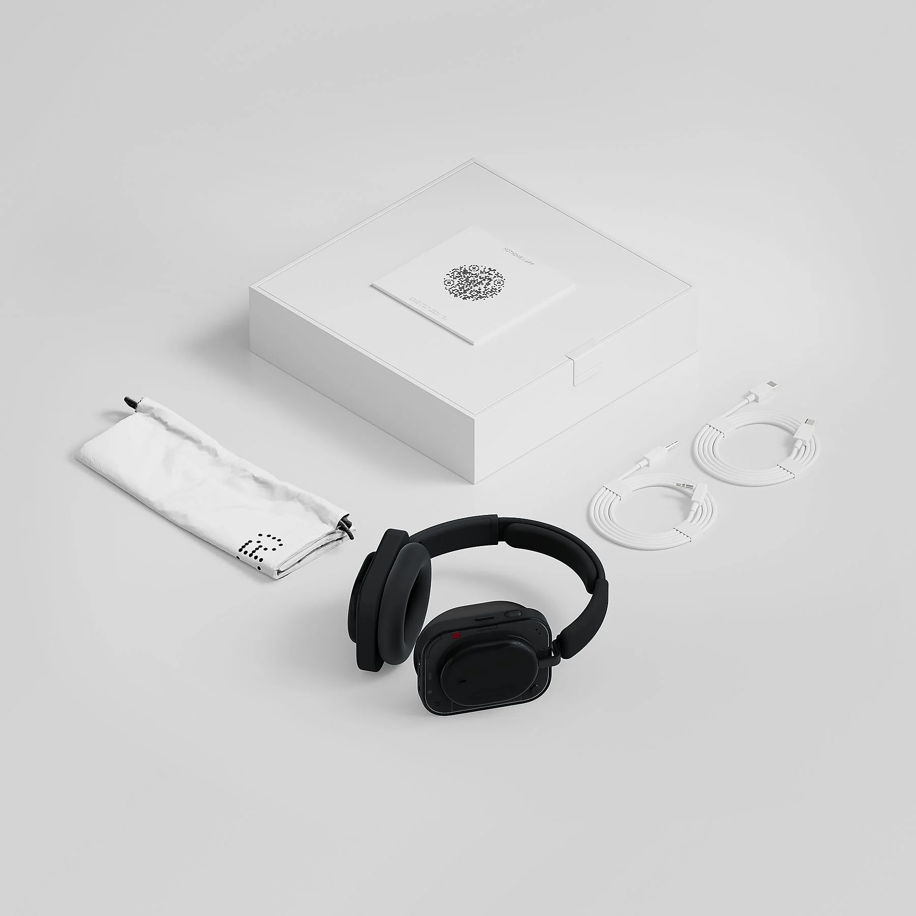 Auriculares negros con accesorios: bolsa, cables de carga y caja blanca.