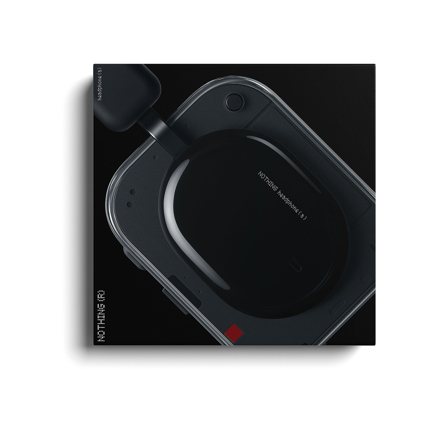 Auriculares negros sobre una funda transparente con texto.