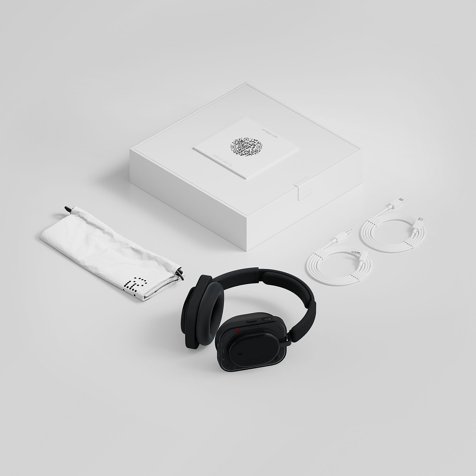Auriculares negros con accesorios sobre fondo blanco.
