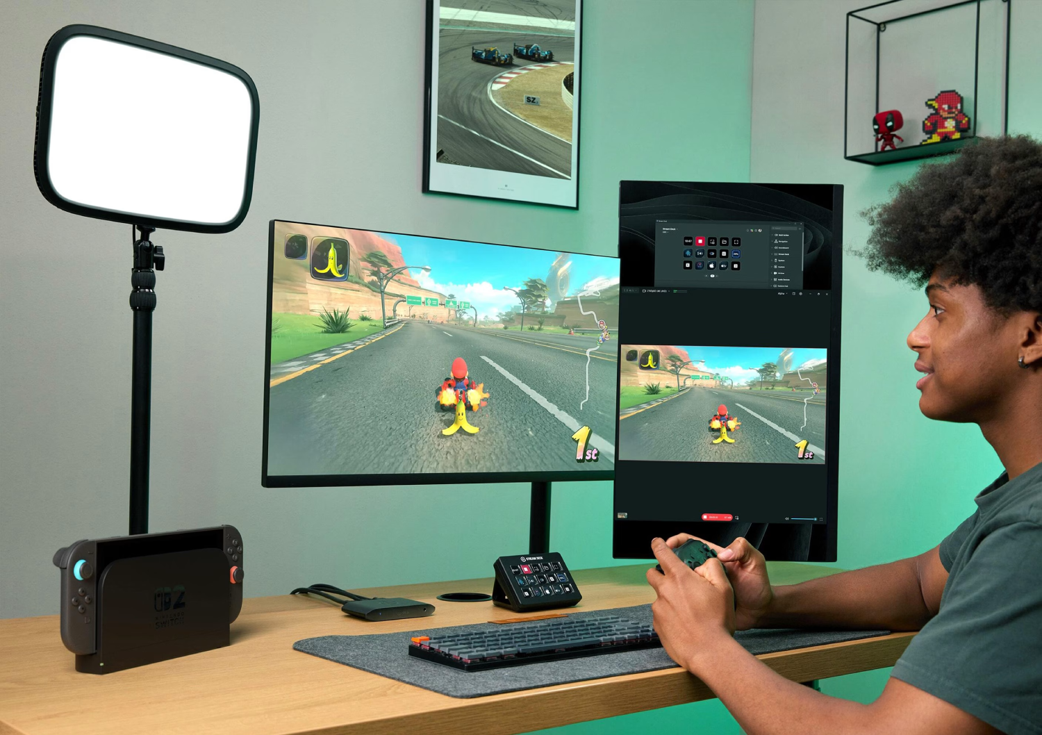 Un chico juega a un juego de carreras en un PC multimonitor.