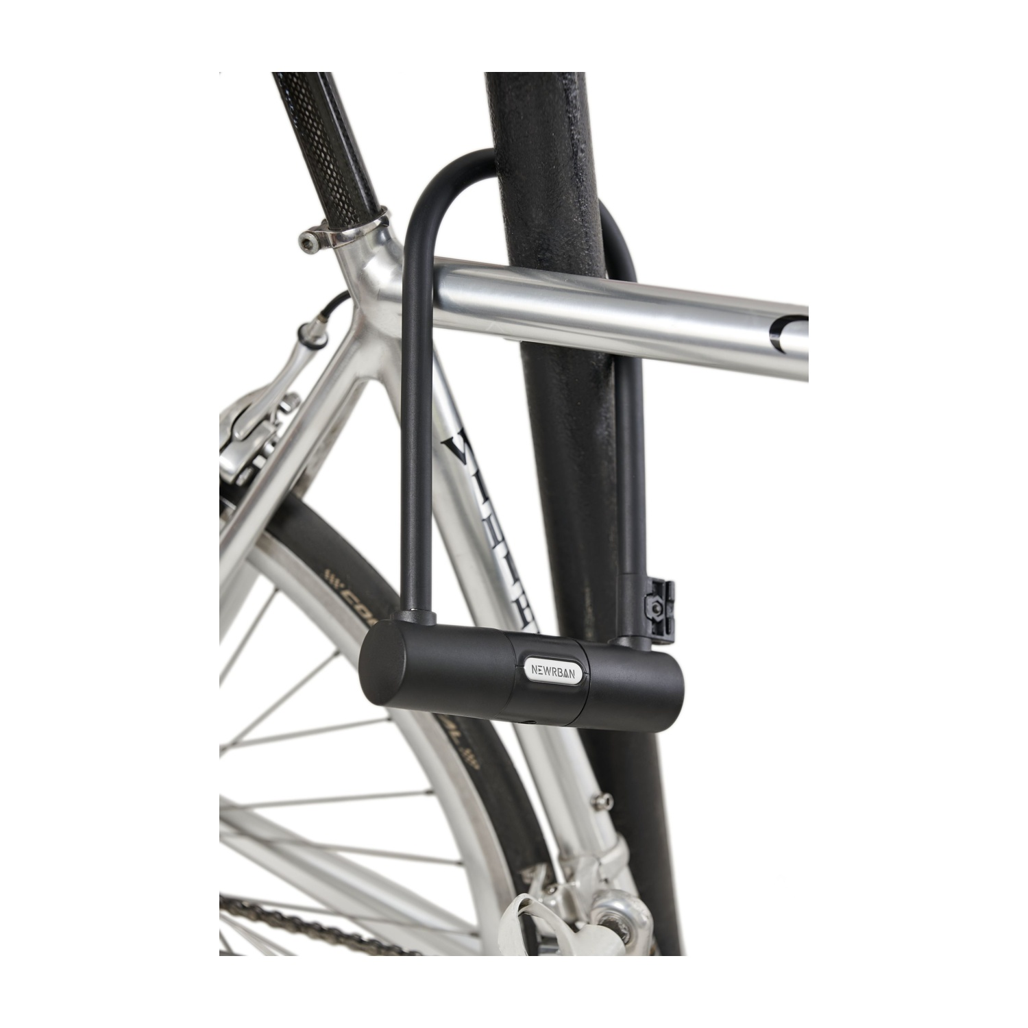 Un lucchetto nero per bicicletta è fissato a un telaio di bicicletta argentato.