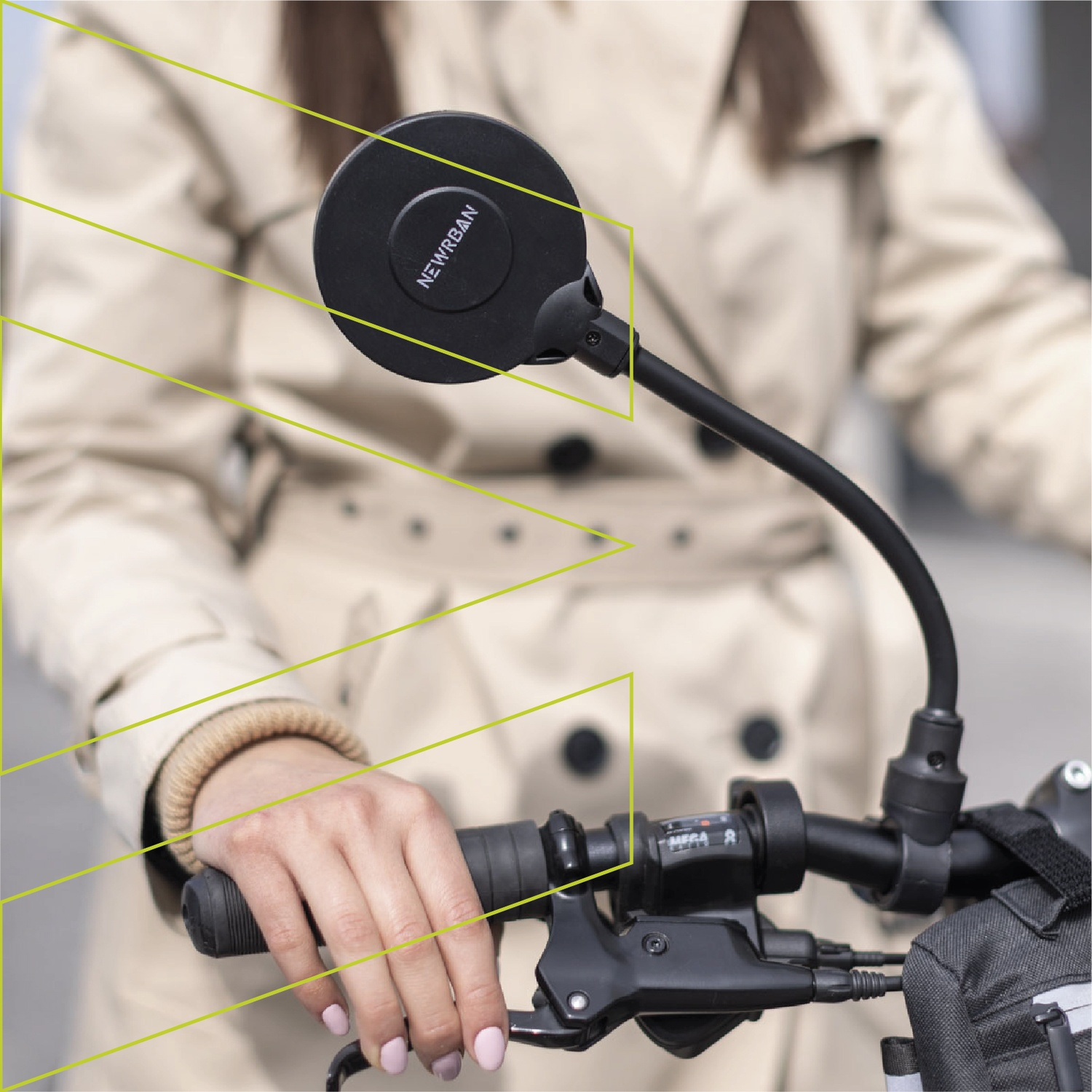 Una persona con cappotto beige tiene il manubrio di una bicicletta con specchietto.